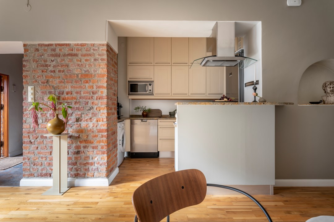 cuisine ouverte appartement rénové avec briques