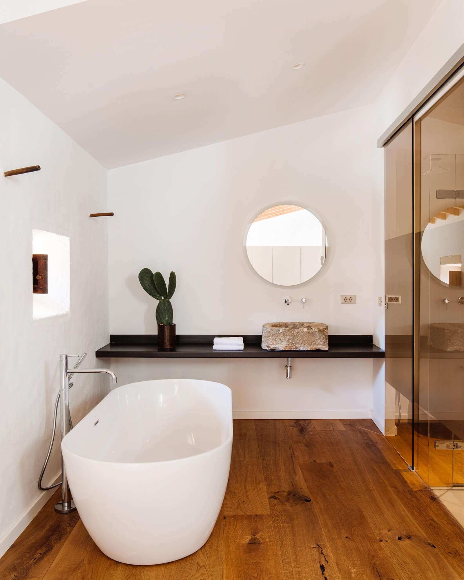 salle de bain design dans maison en pierre Majorque