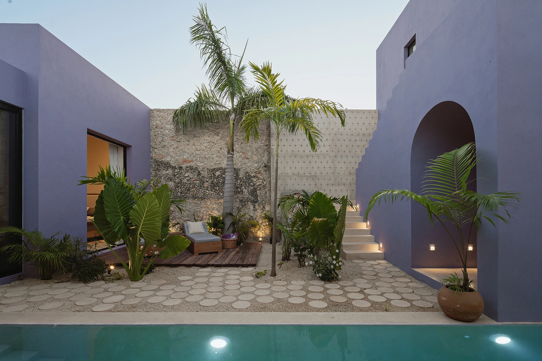 patio avec palmiers et piscine
