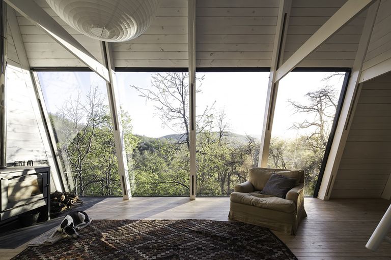 Une maison A-Frame grise et durable dans la forêt chilienne