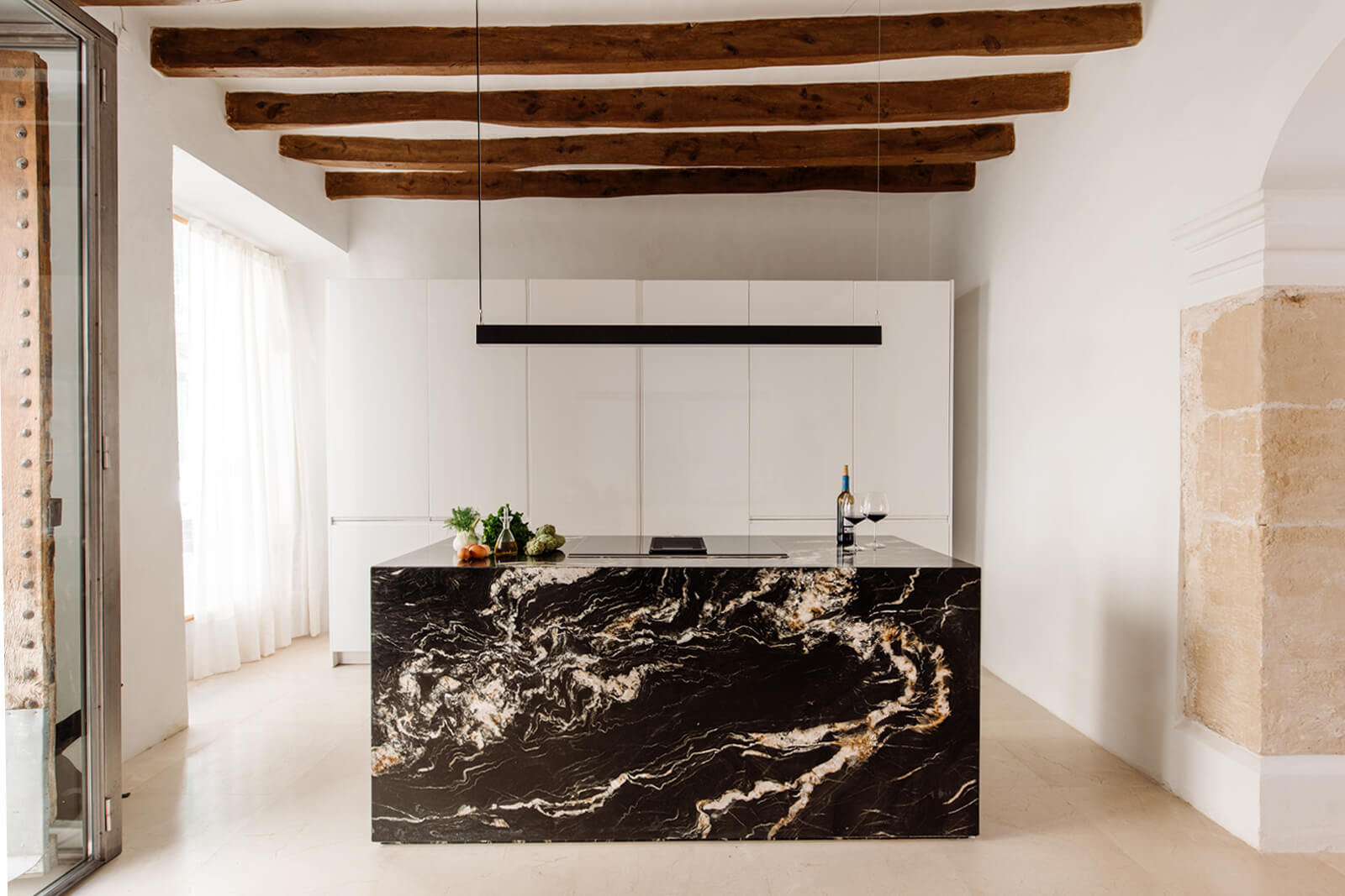 cuisine design marbre dans maison avec poutres
