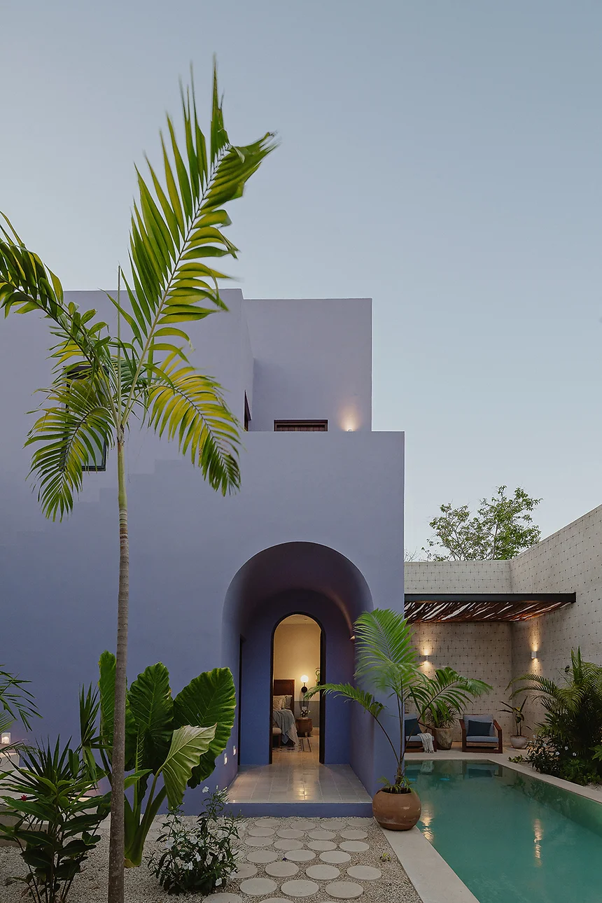 maison avec façade violette et piscine