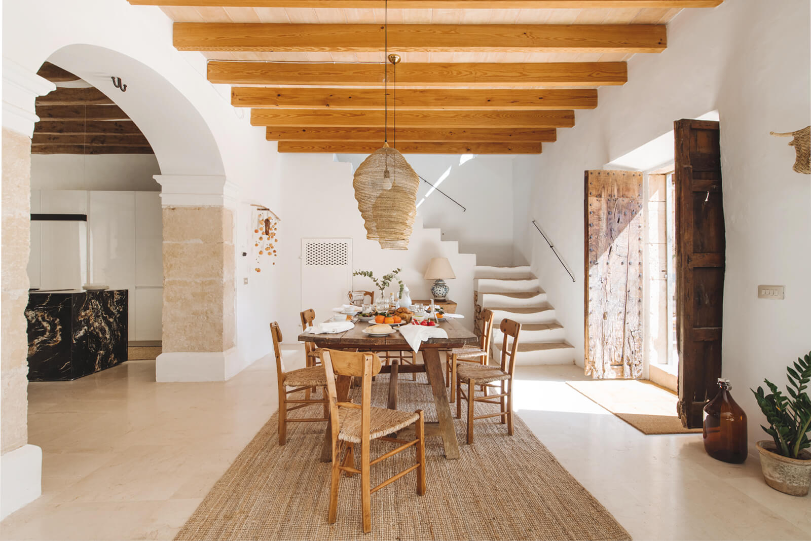 salle à manger avec poutres maison en pierre Majorque