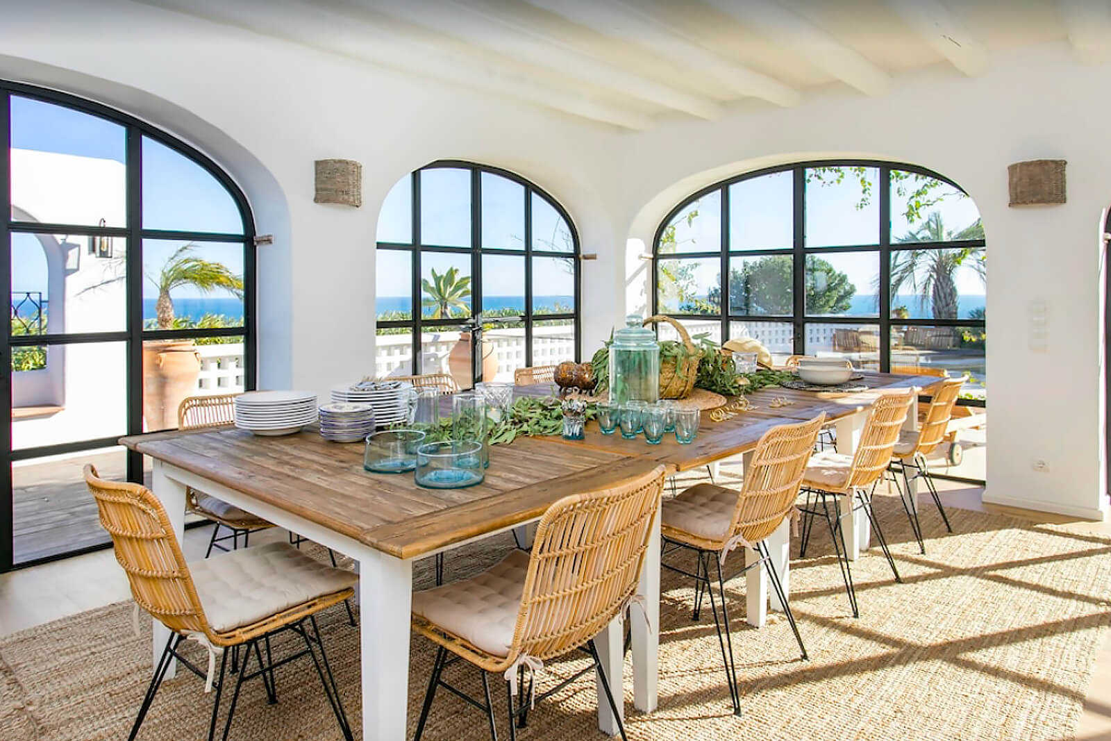 salle à manger fenêtres en arche décoration méditerranéenne
