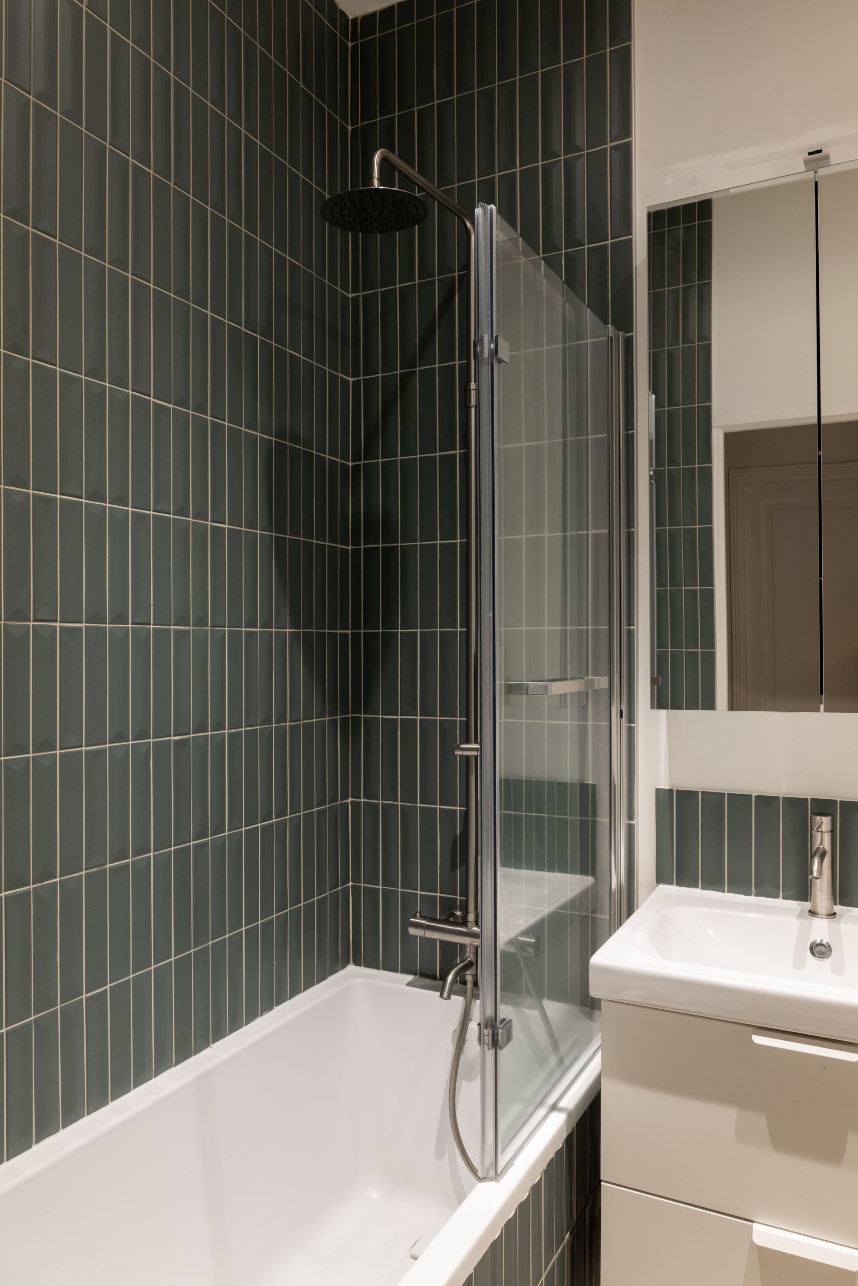 salle de bain blanche et verte photo ©Agathe Tissier