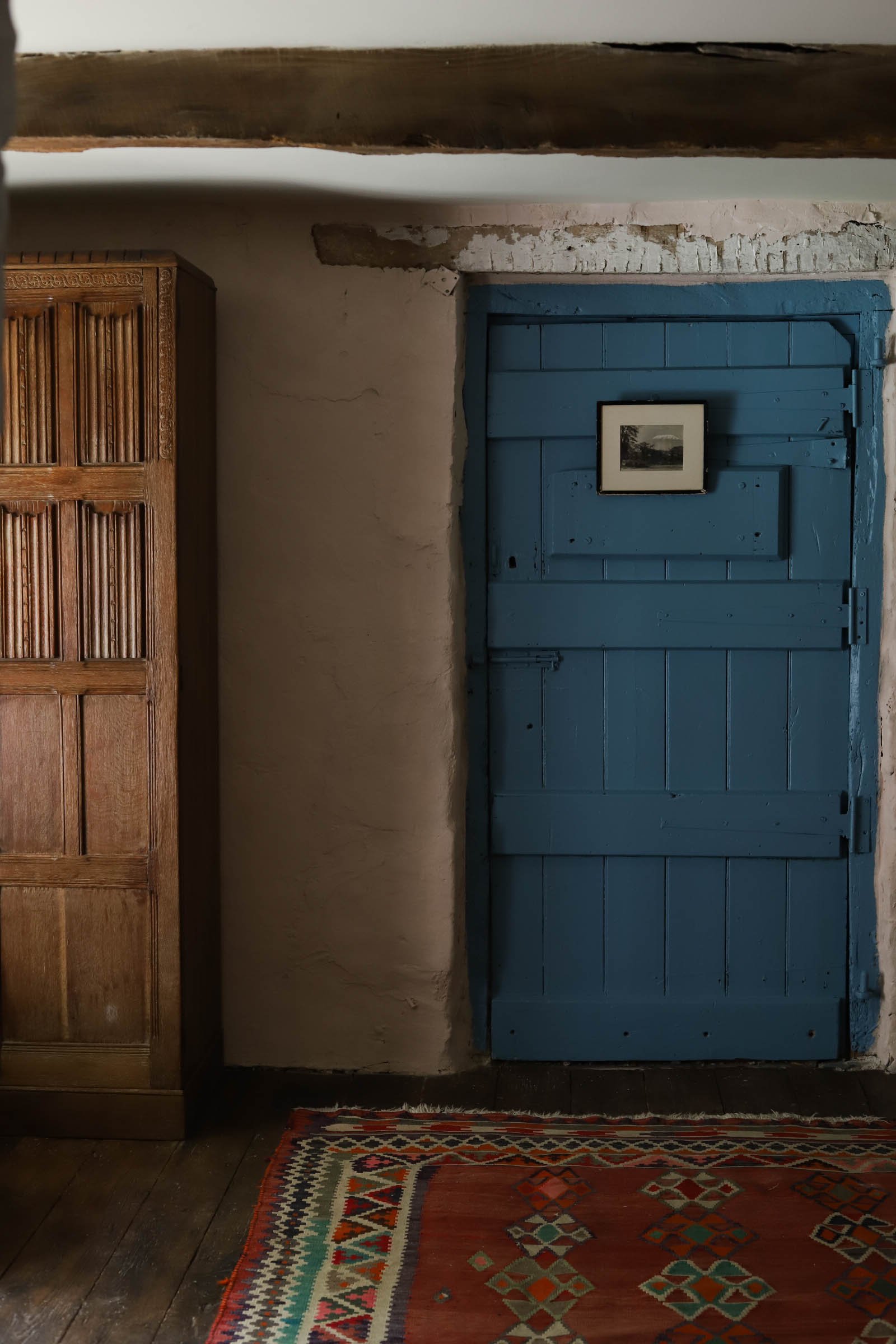 salon cottage avec porte bleue