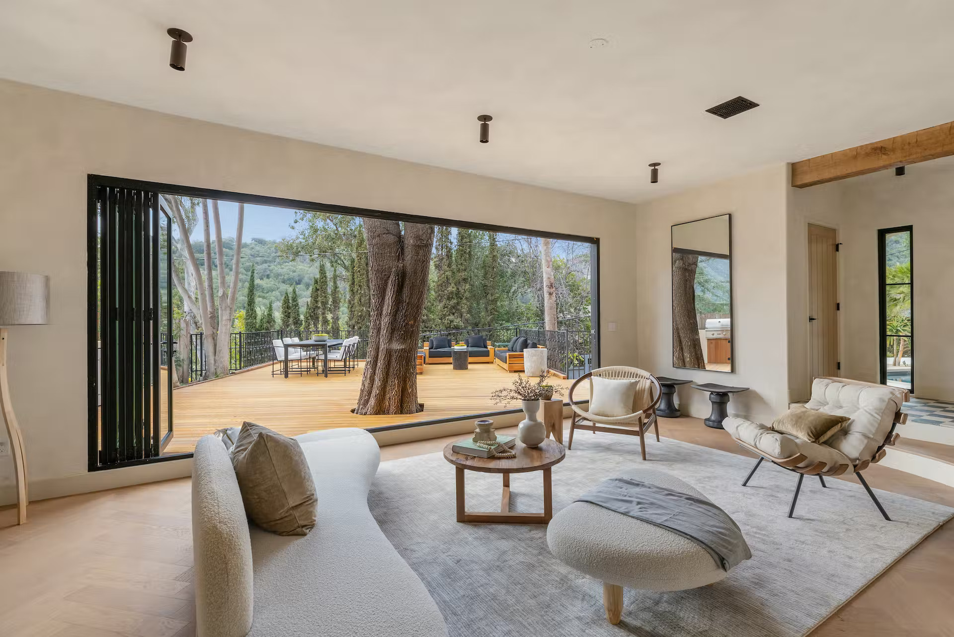 Une maison aux larges volumes contemporaine et naturelle en Californie