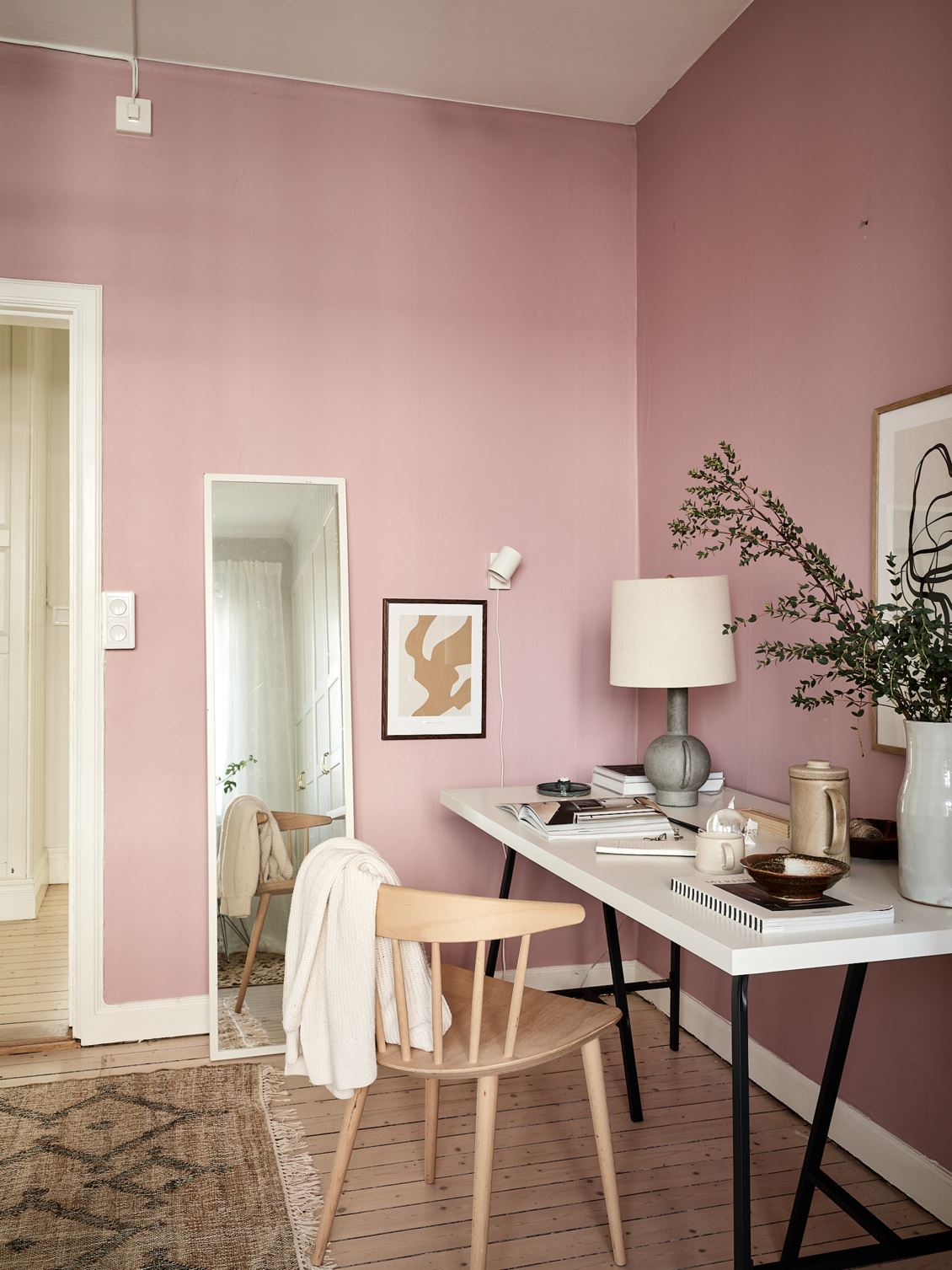 chambre avec bureau mur rose