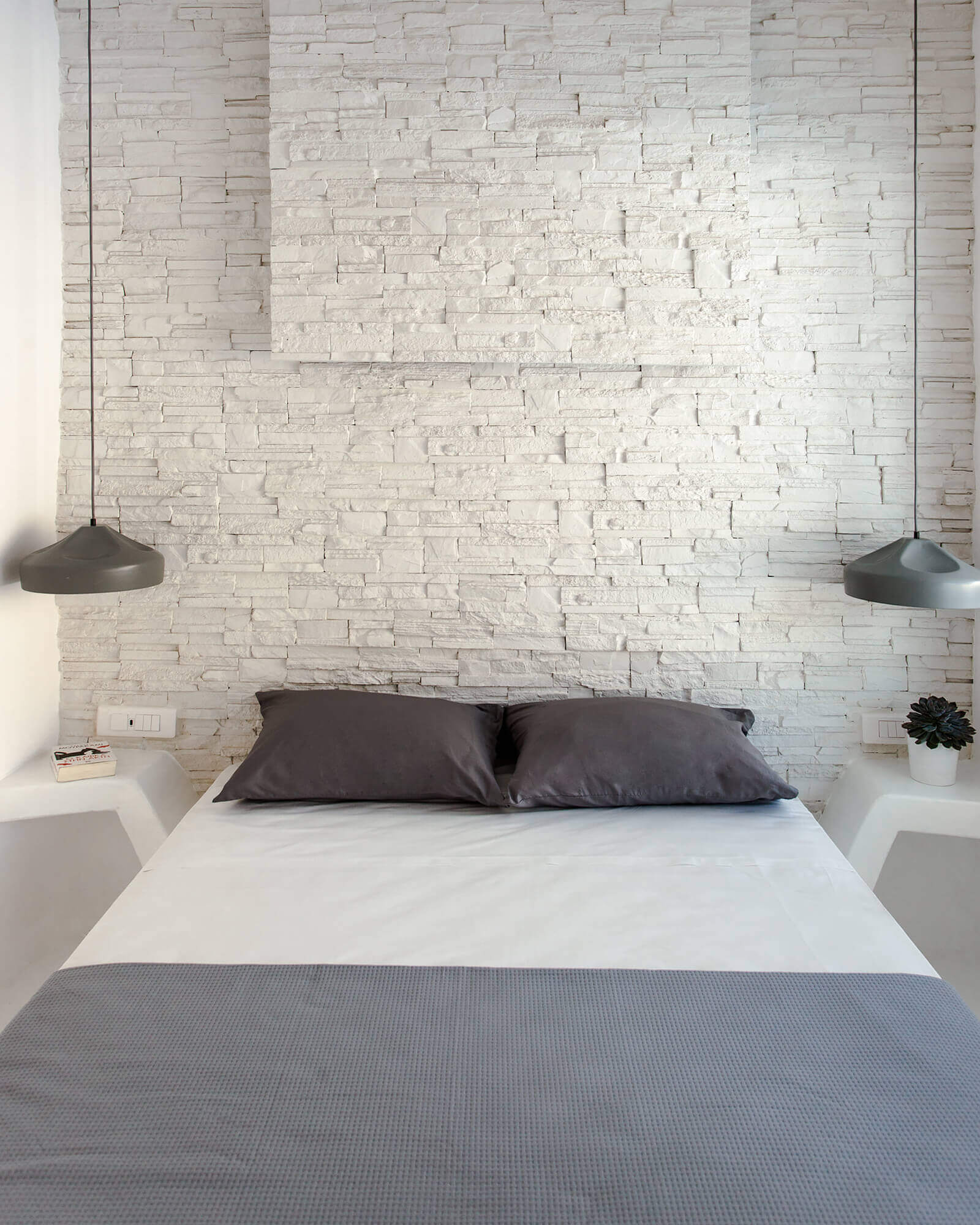 chambre minimaliste mur en pierres blanche