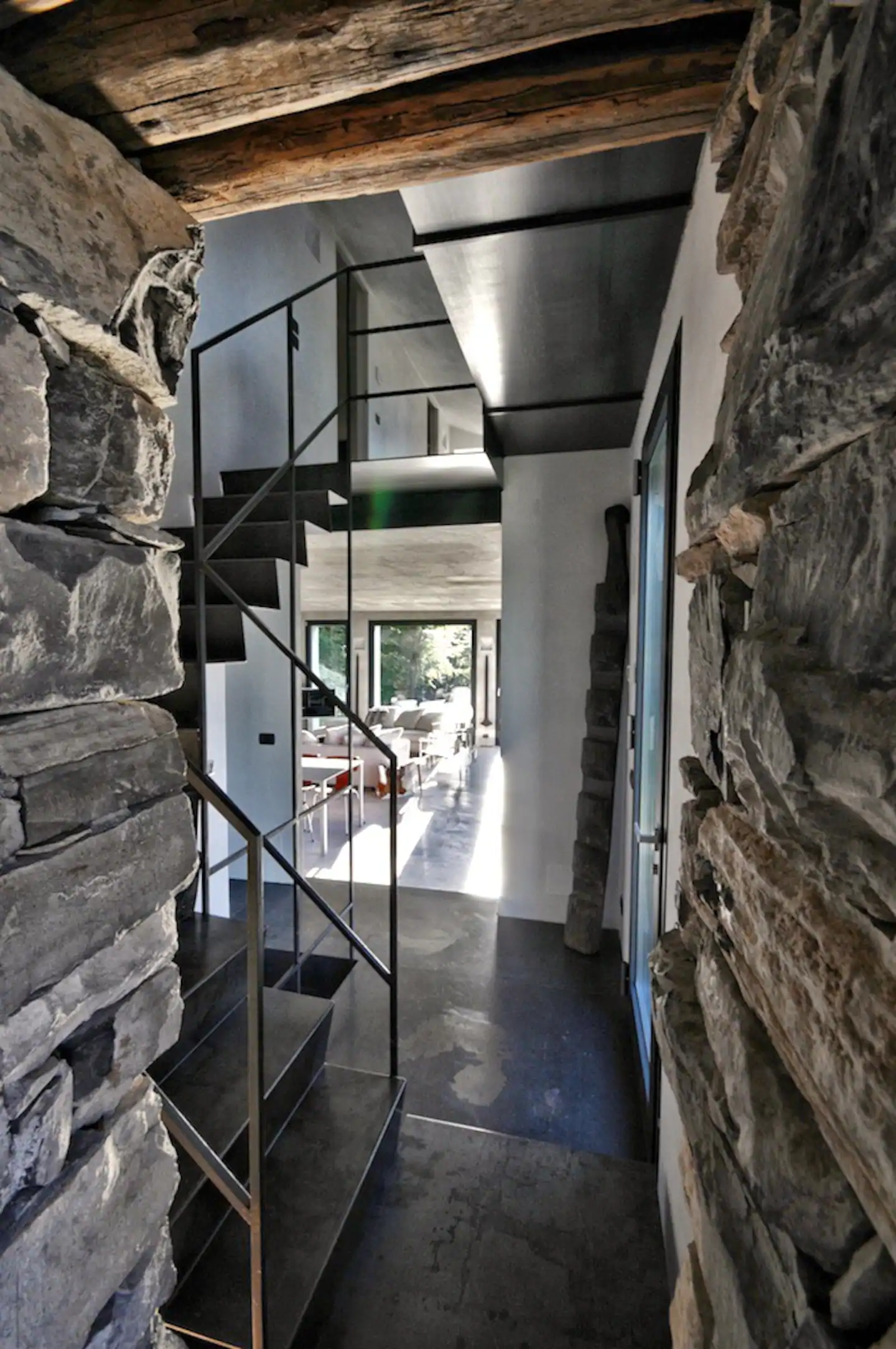 escalier acier design dans maison ancienne rénovée