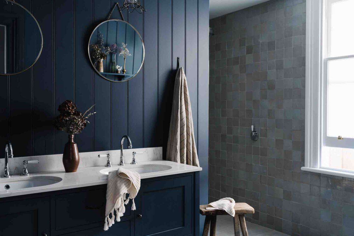 salle de bain bleue décoration vintage