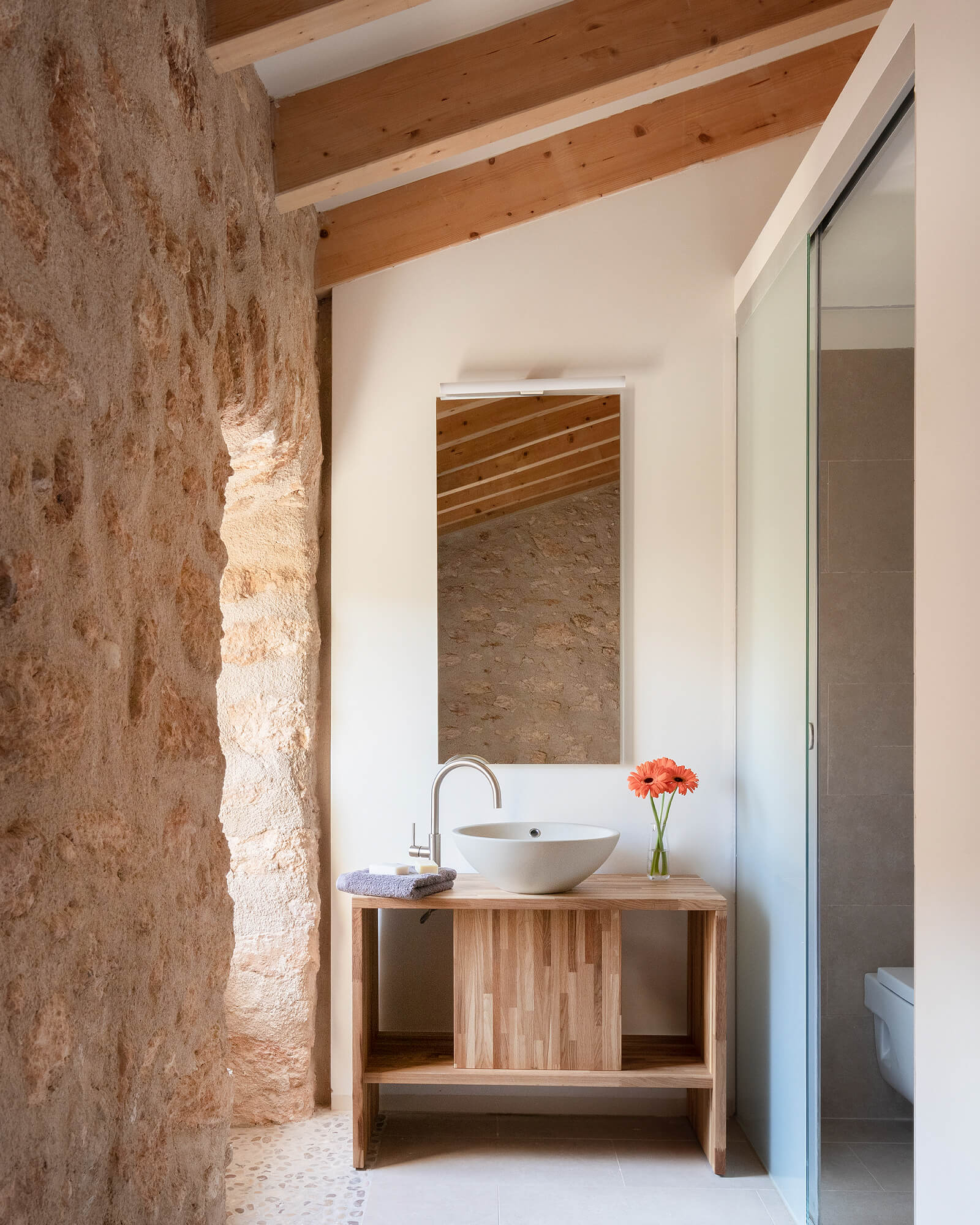 salle de bain design dans maison en pierre