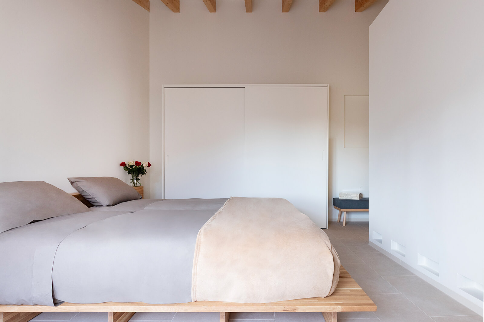chambre minimaliste avec poutres maison en pierre