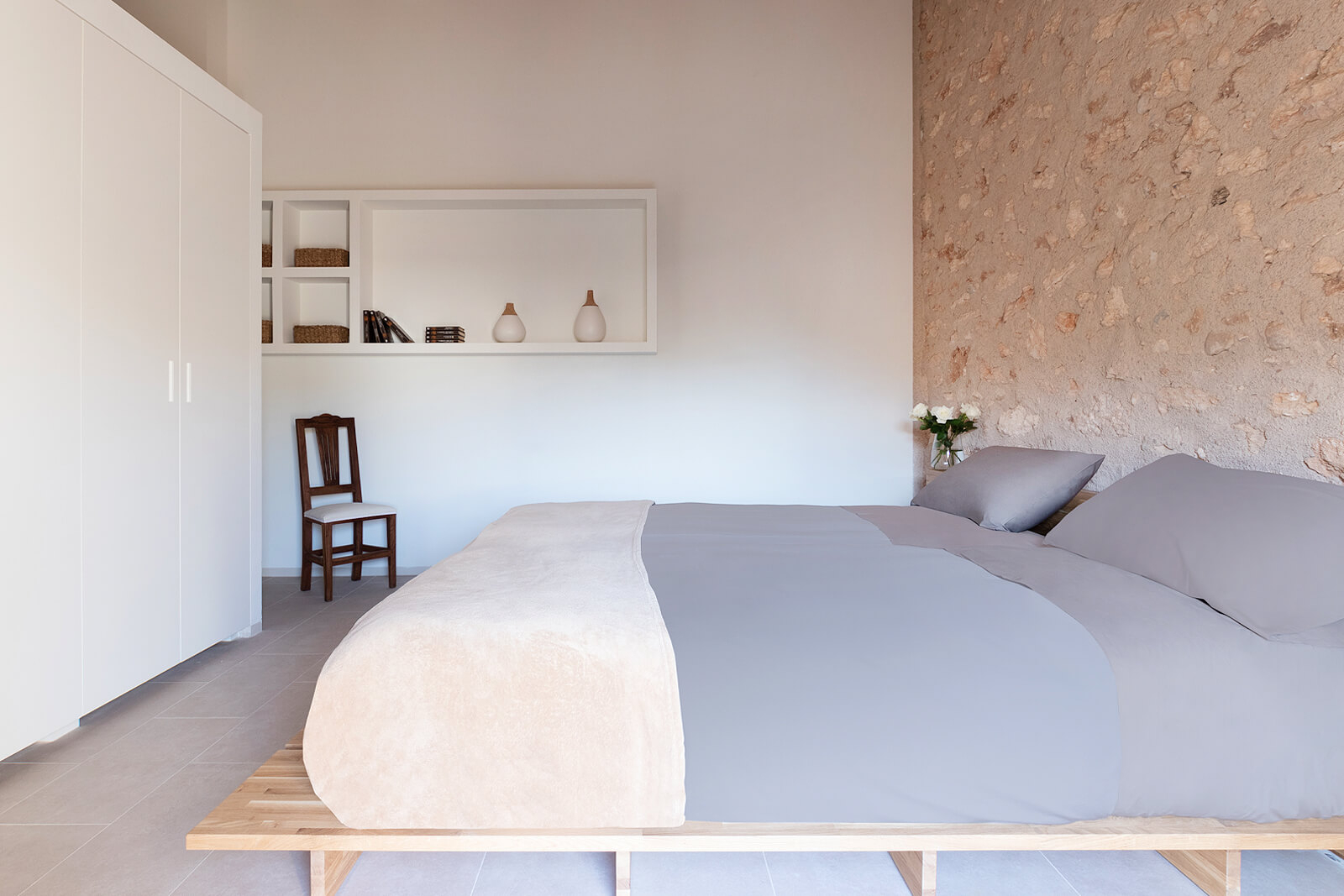 chambre minimaliste maison en pierre
