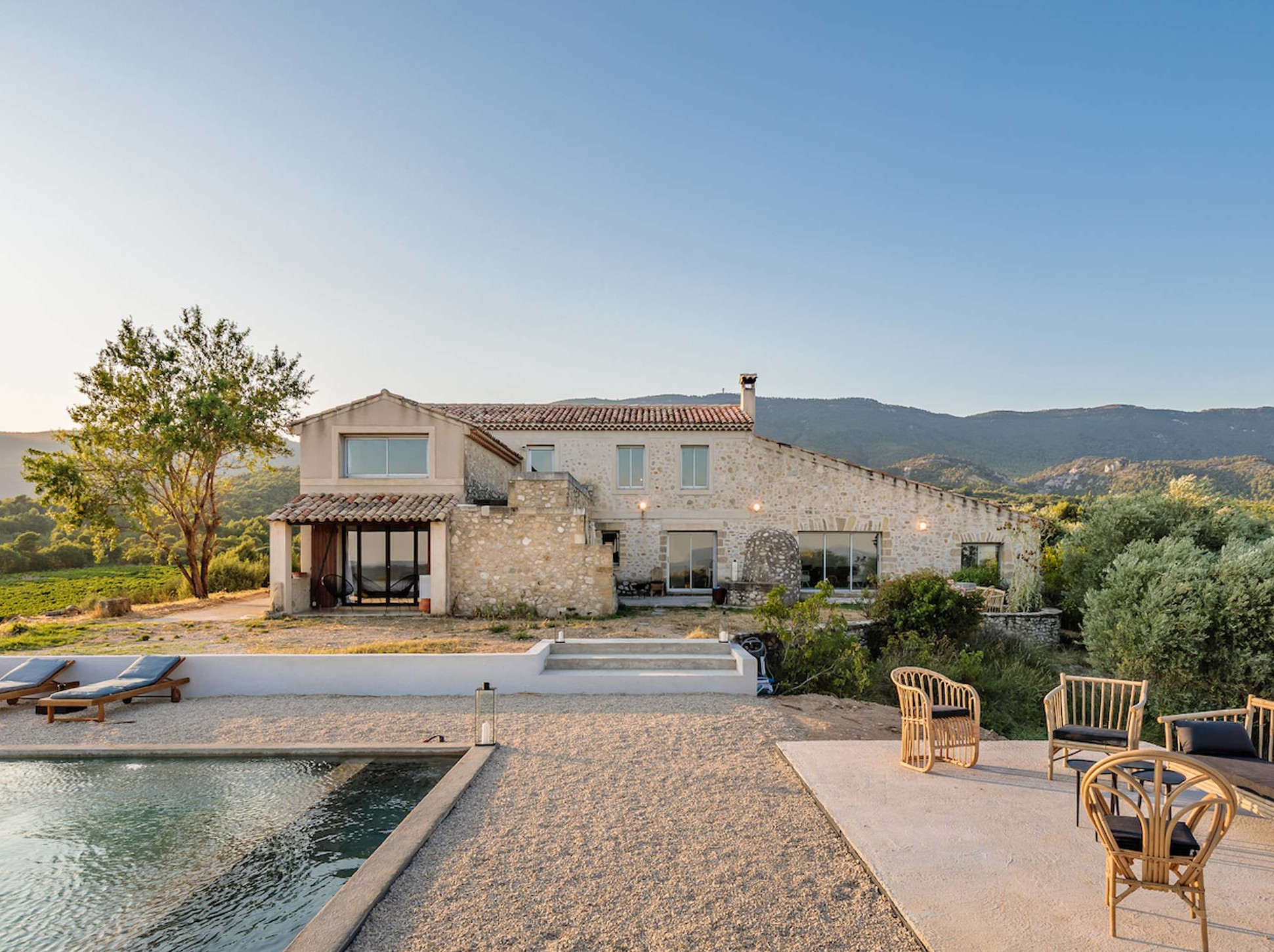 Une maison en pierres sur une colline de Provence