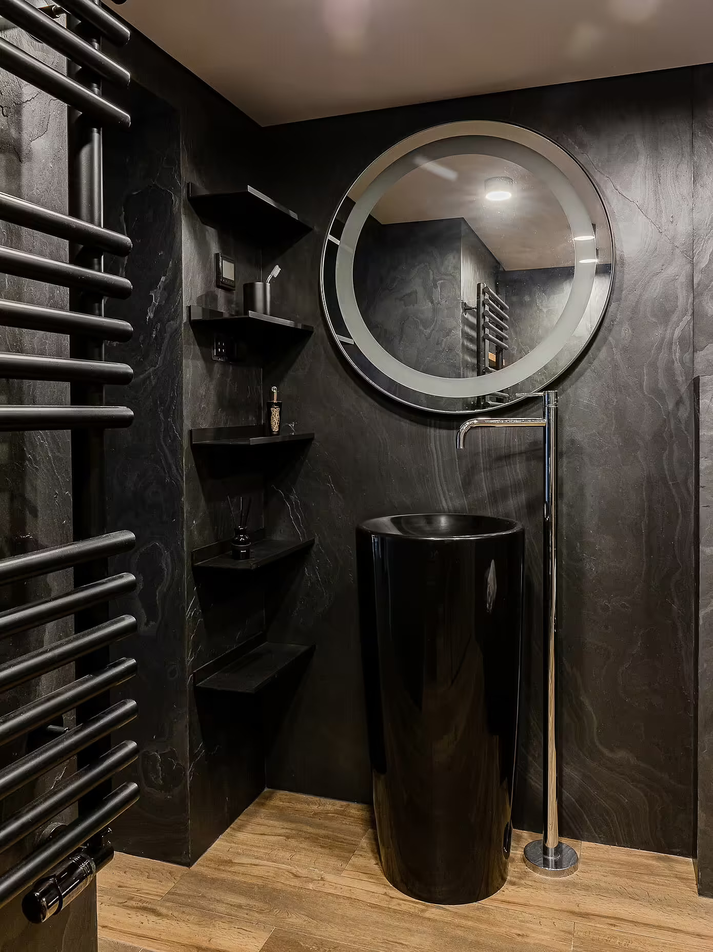 salle de bain design noire