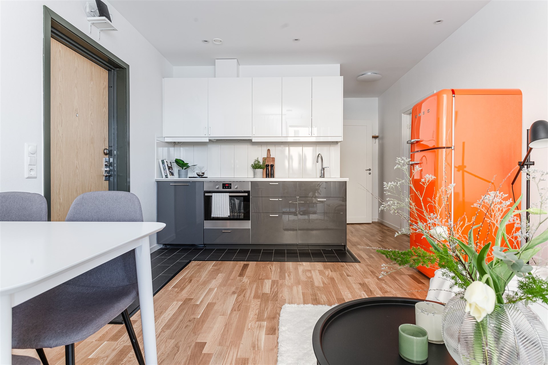 salon avec cuisine ouverte réfrigérateur SMEG orange décoration design