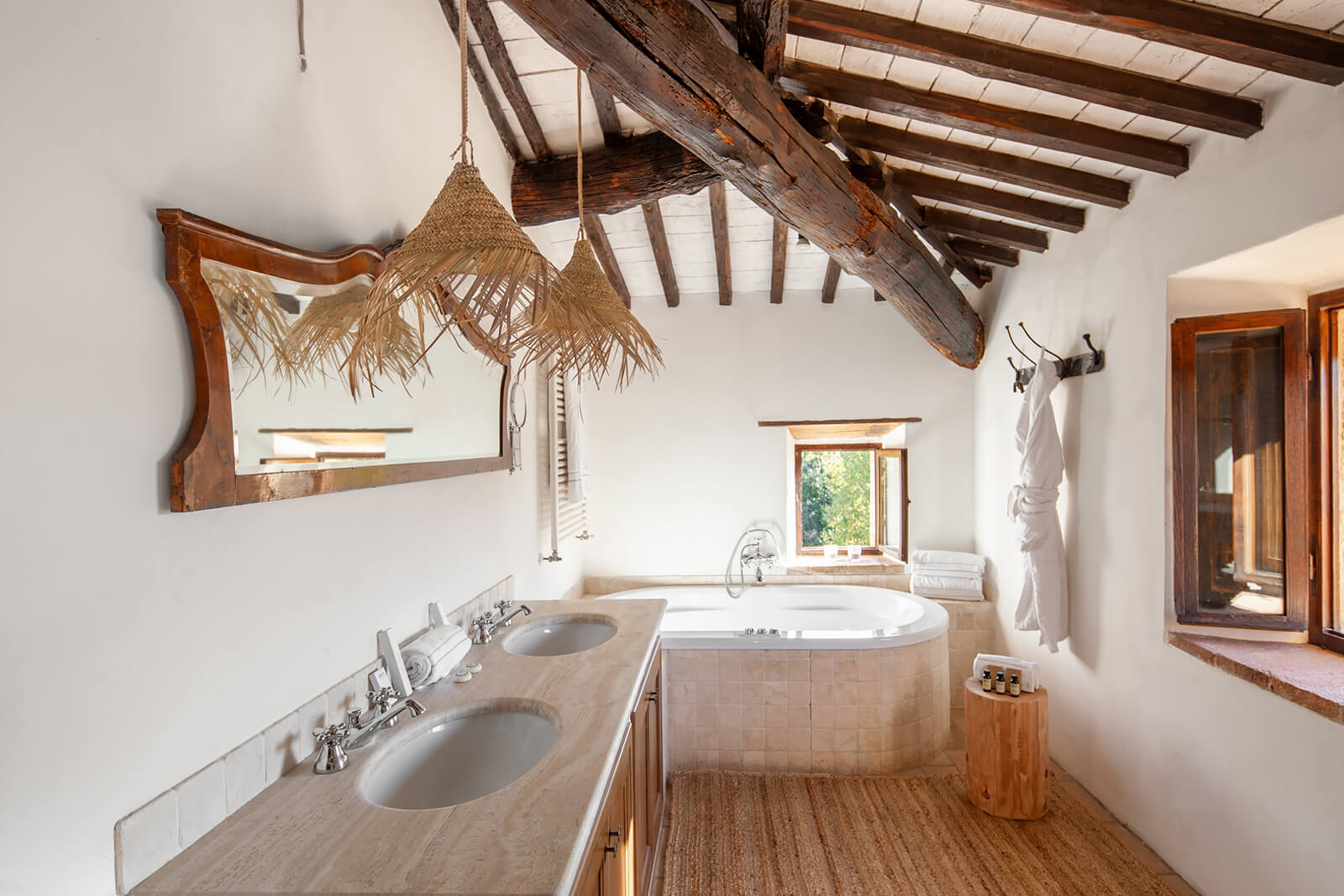 salle de bain rustique chic avec poutres maison Toscane