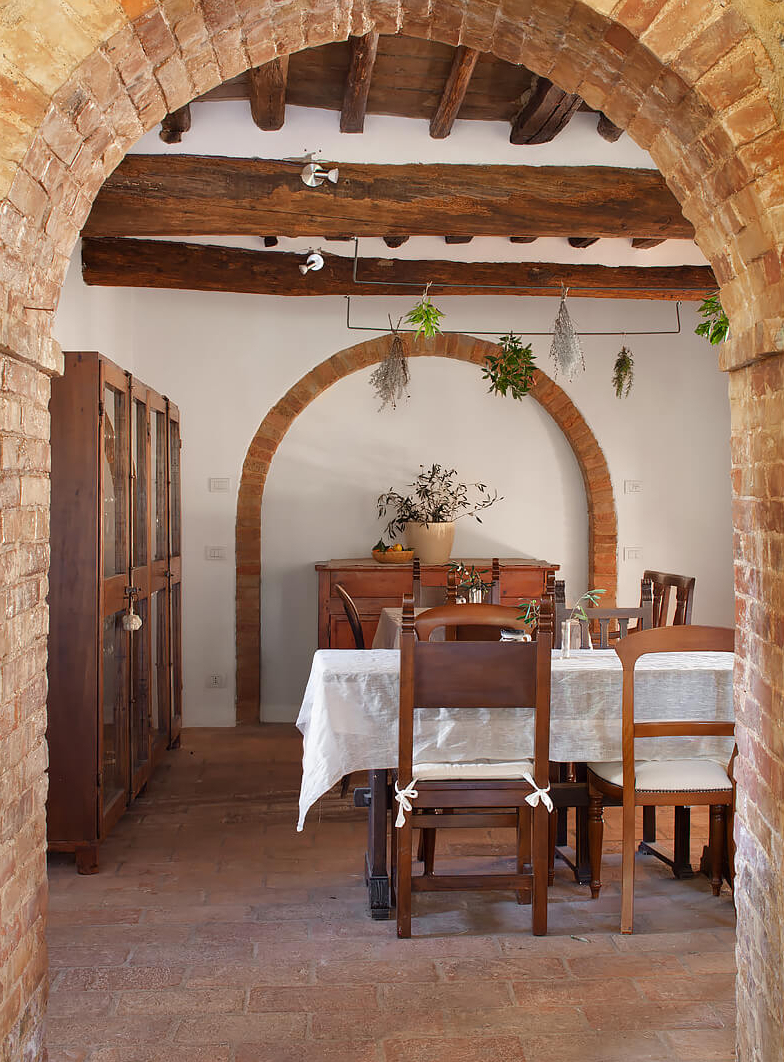 salle à manger avec arche en briques maison Toscane