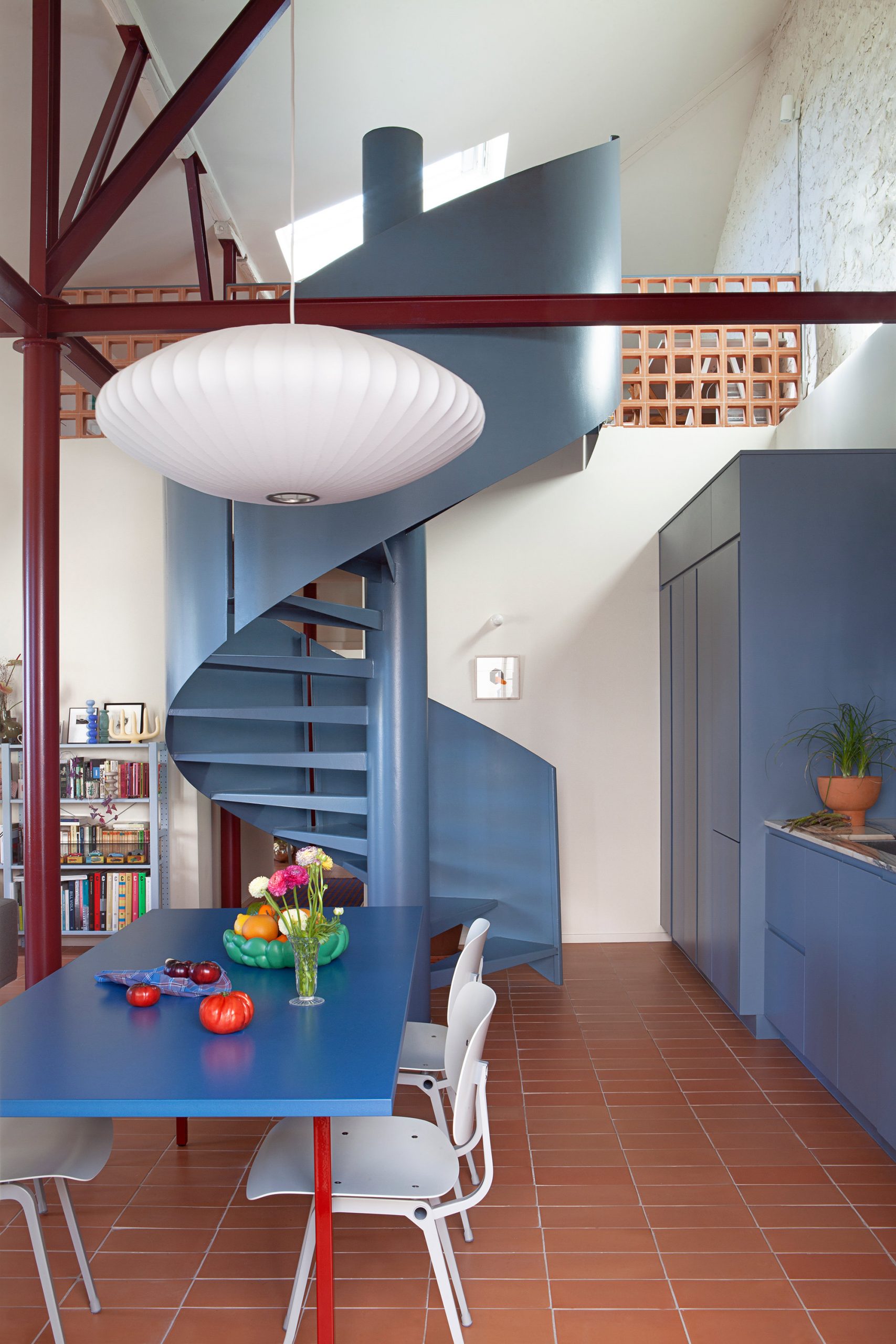 cuisine maison rénové avec escalier design bleu