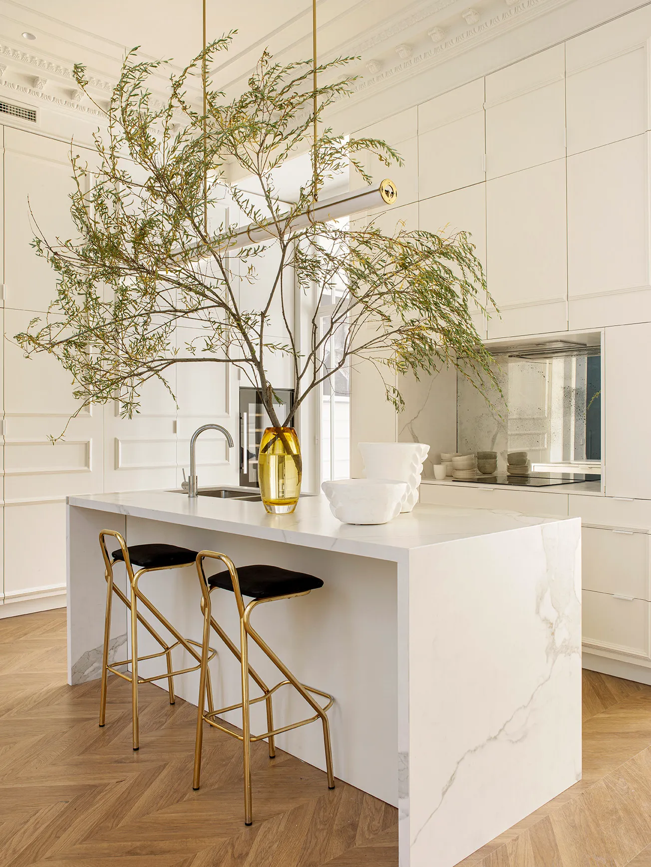 cuisine ouverte blanche et marbre décoration design