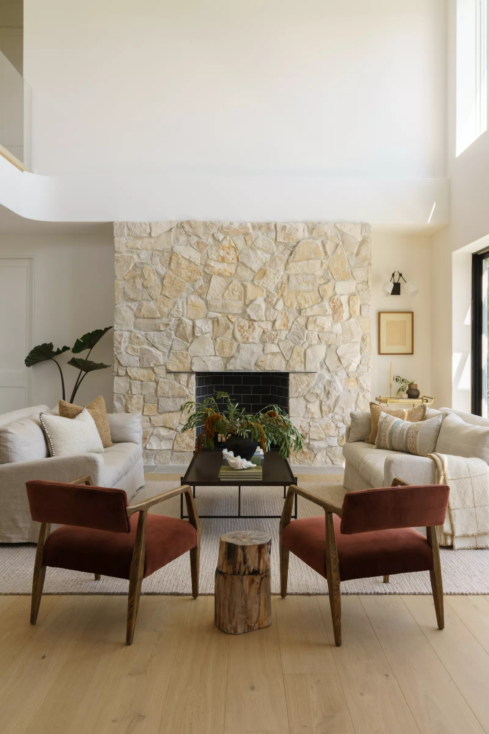 salon avec cheminée en pierre décoration contemporaine