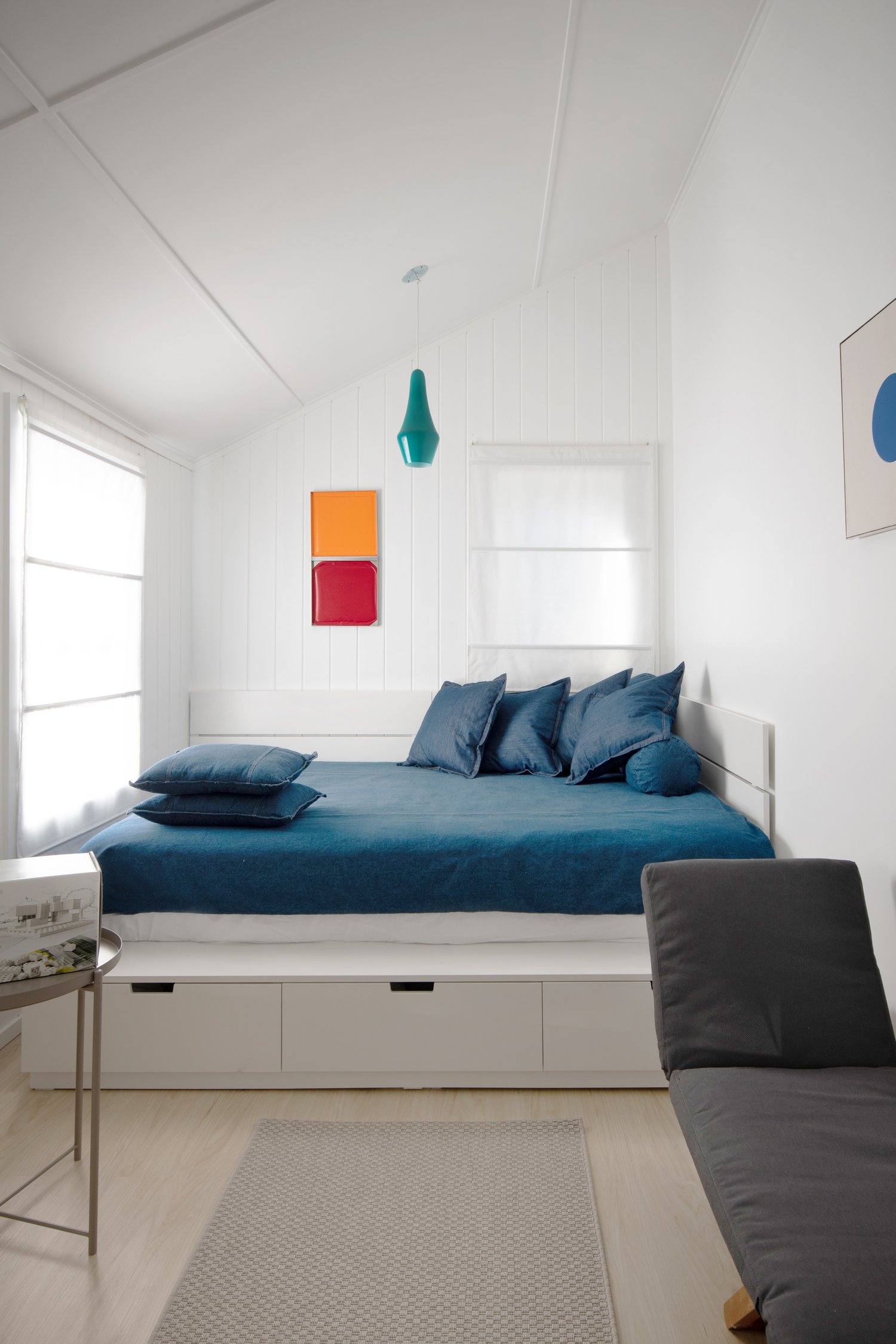 chambre cottage décoration colorée bleue et blanche
