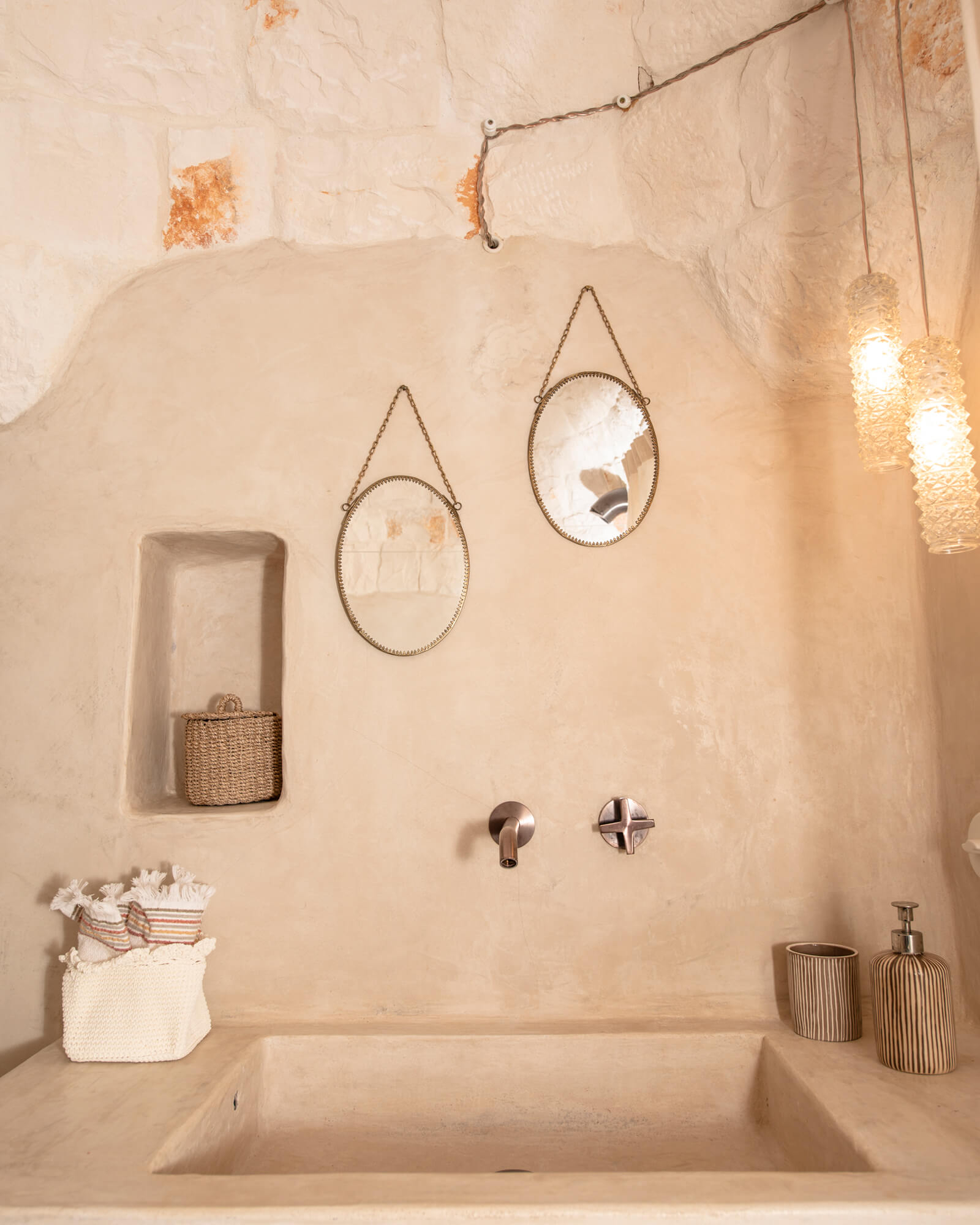 salle de bain rustique en pierres trullo Tenuta Morgana