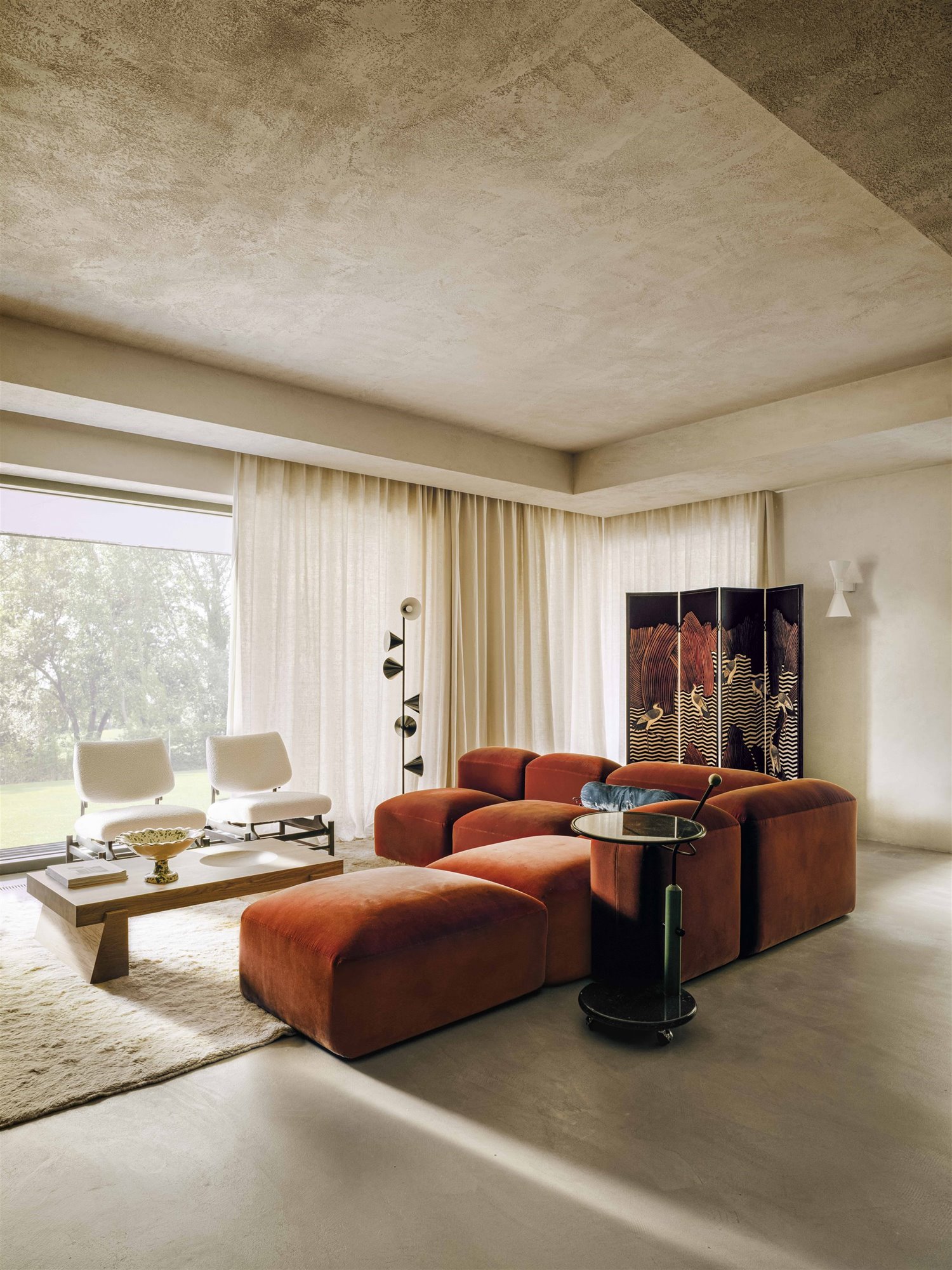 salon avec canapé rouge en velours décoration design