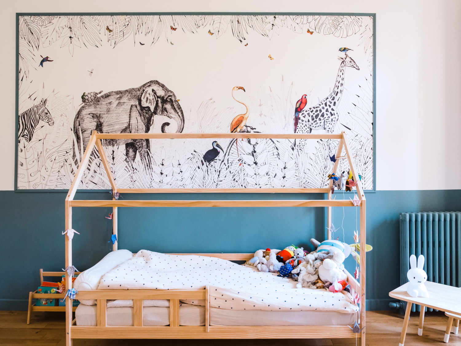 chambre enfant décoration contemporaine lit cabane et papier-peint animal