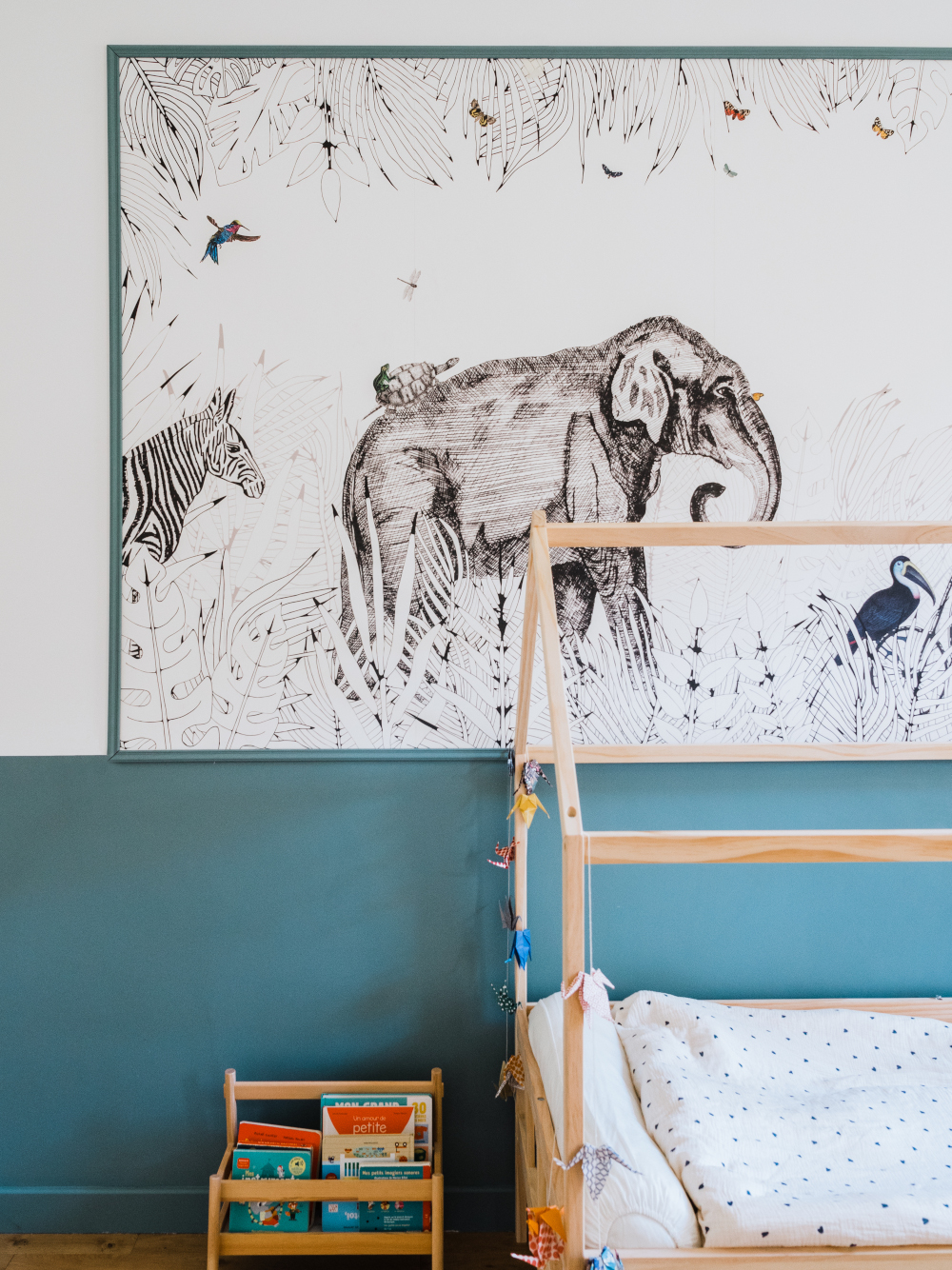chambre enfant décoration contemporaine lit cabane papier-peint animaux