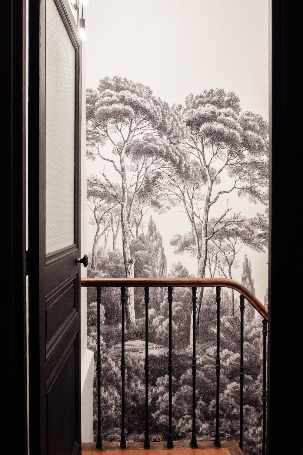 escalier vintage avec papier-peint Isodore Leroy