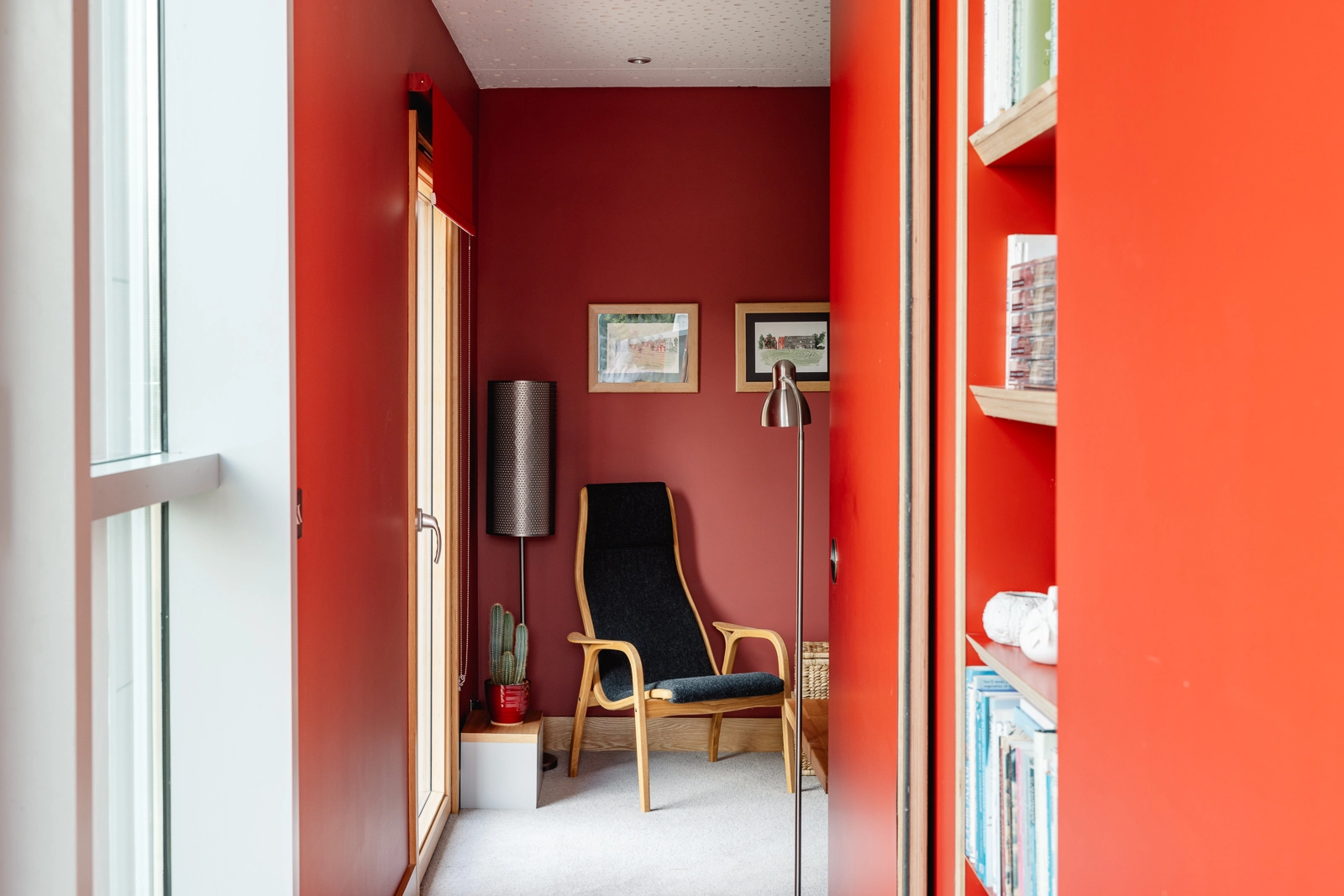 couloir peint en rouge