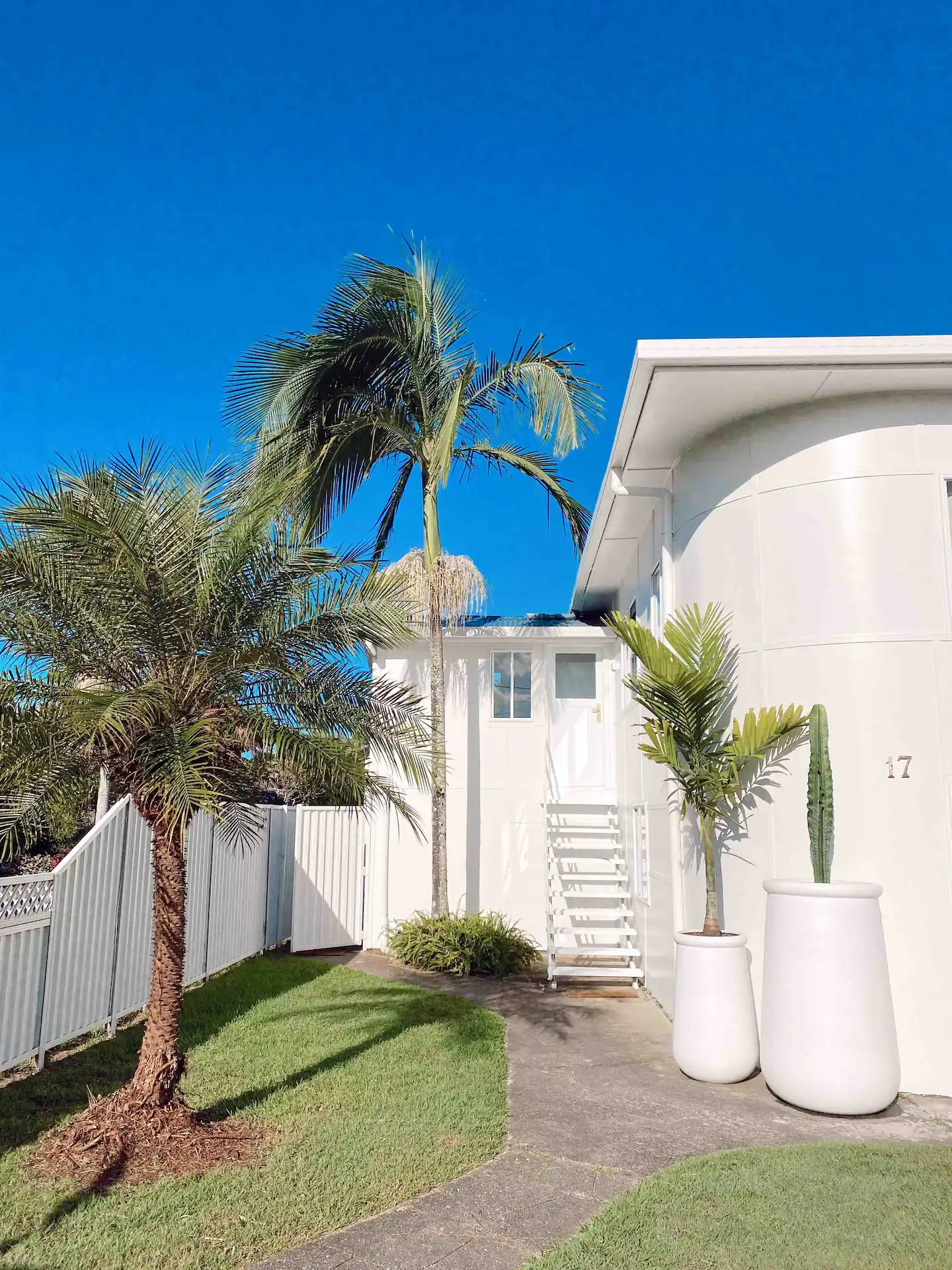 jardin avec palmier maison blanche en Australie