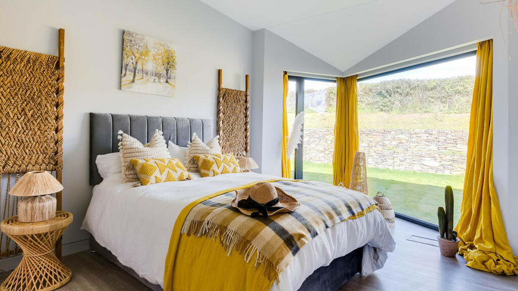 chambre décoration jaune et grise maison contemporaine