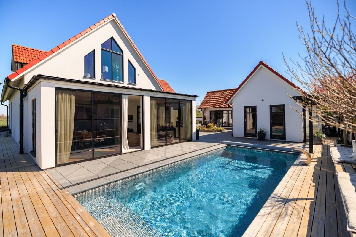 jardin avec piscine maison suédoise et maison d'invités