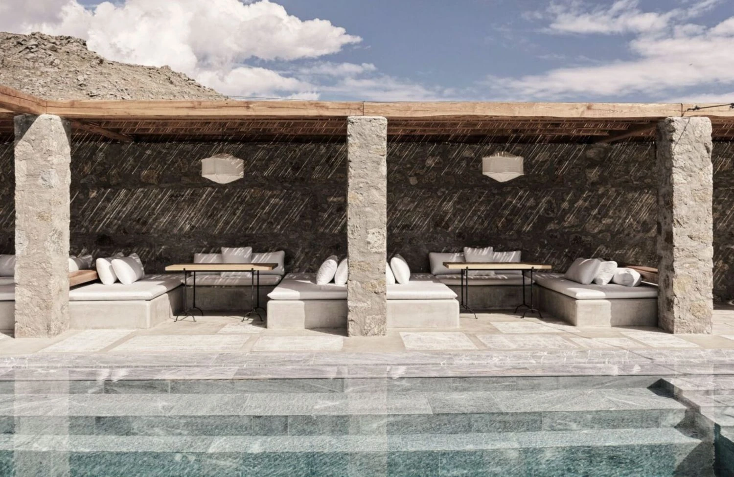 terrasse avec piscine décoration brute et minérale