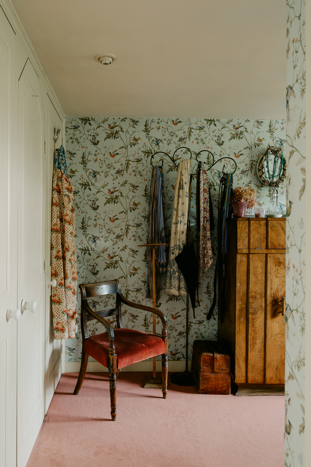 chambre décoration vintage avec papier-peint fleuri