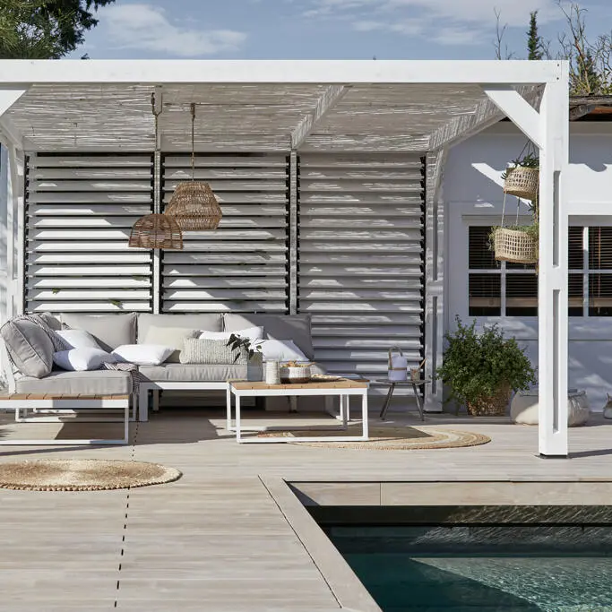 maison en bois avec terrasse bois et piscine