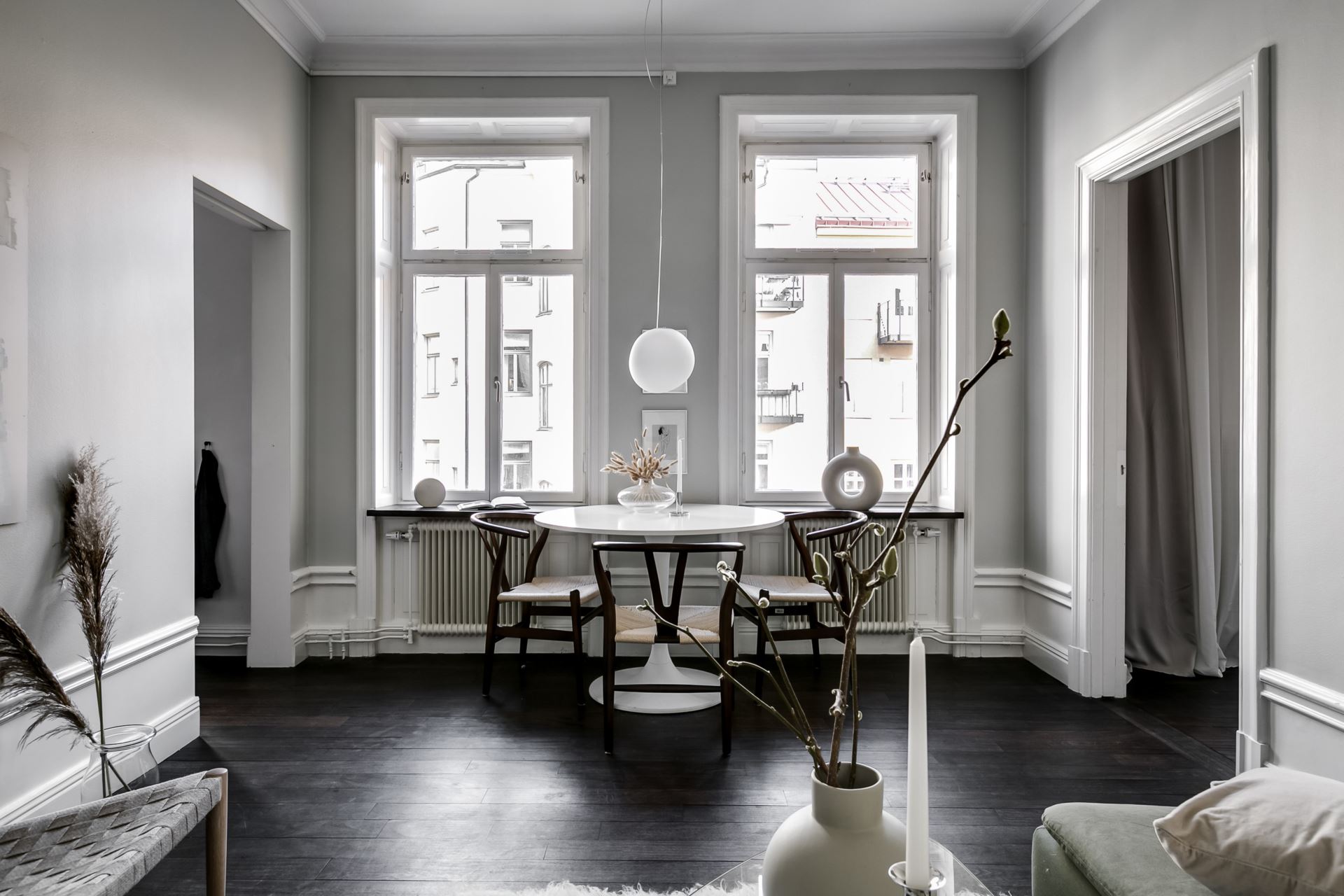 salon design avec moulures décoration grise