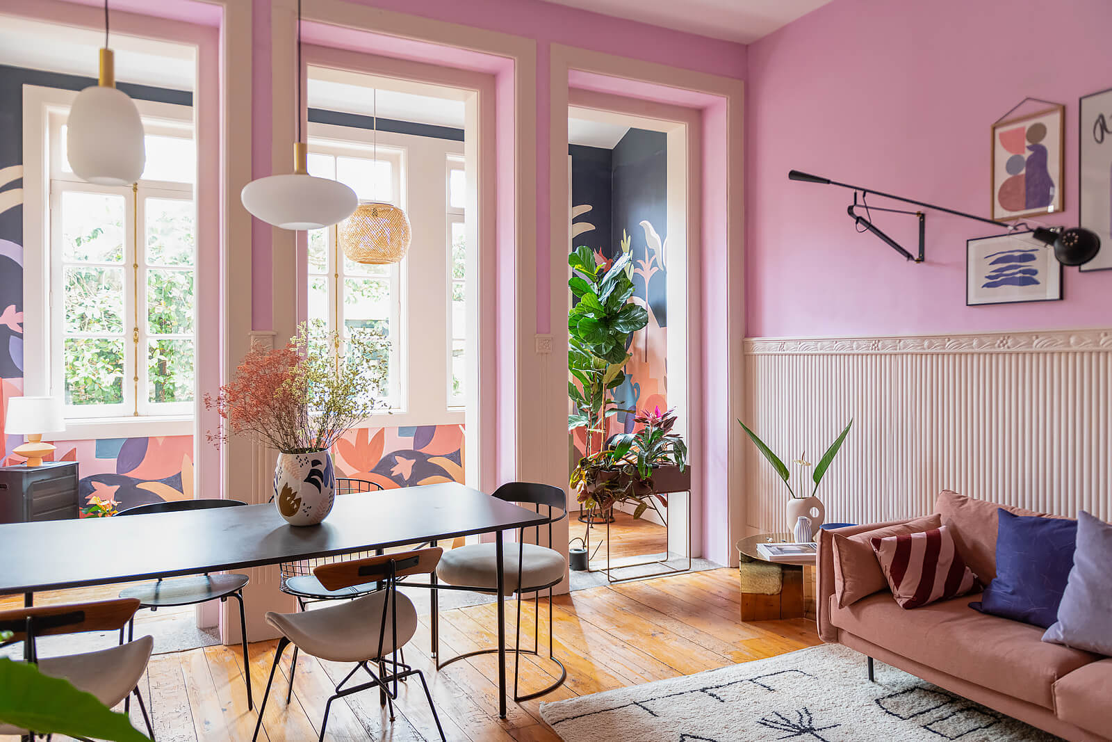 salon murs roses décoration colorée