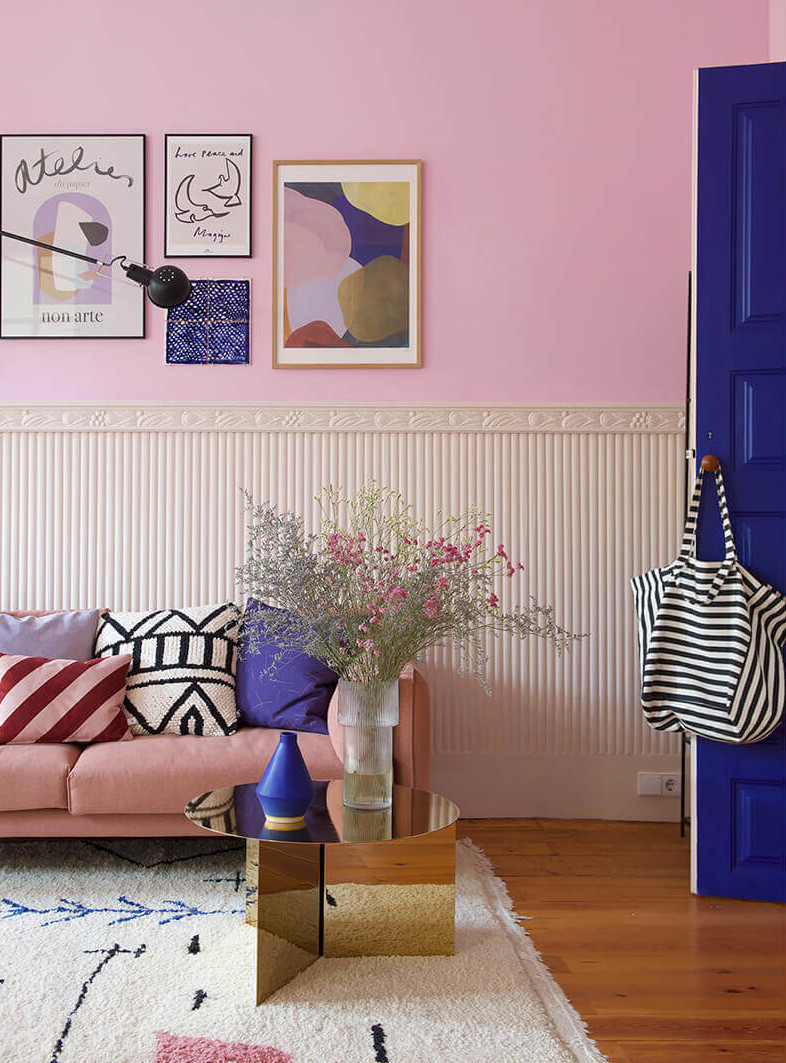 salon murs roses décoration colorée