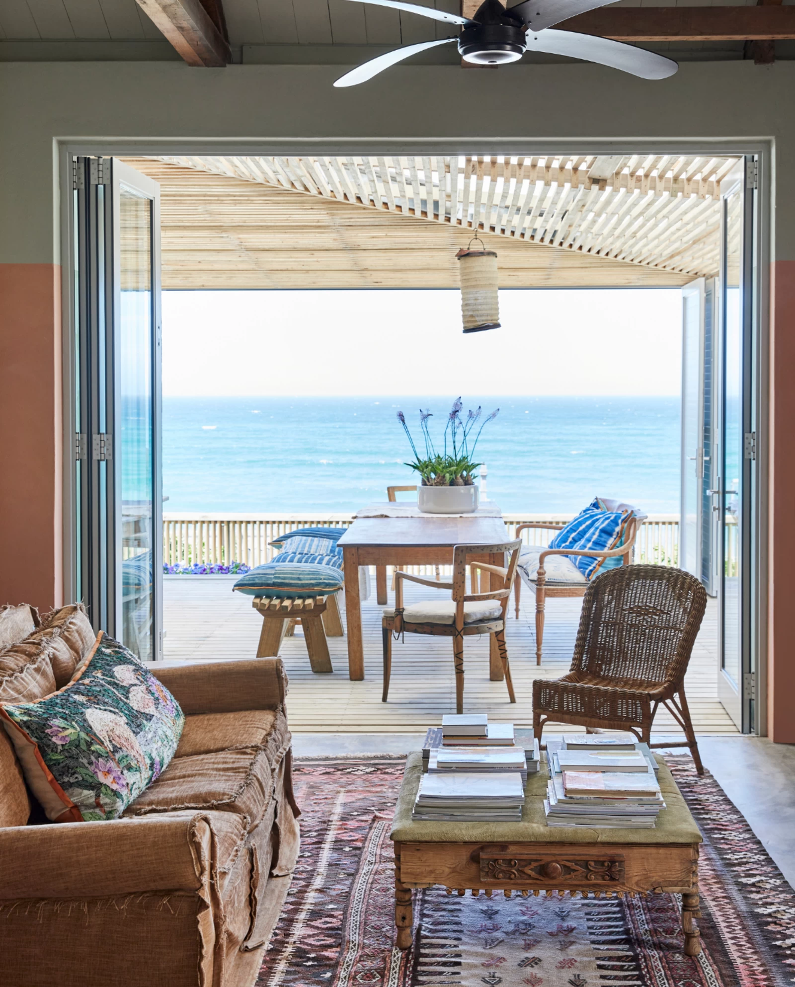 salon avec terrasse vue sur la mer