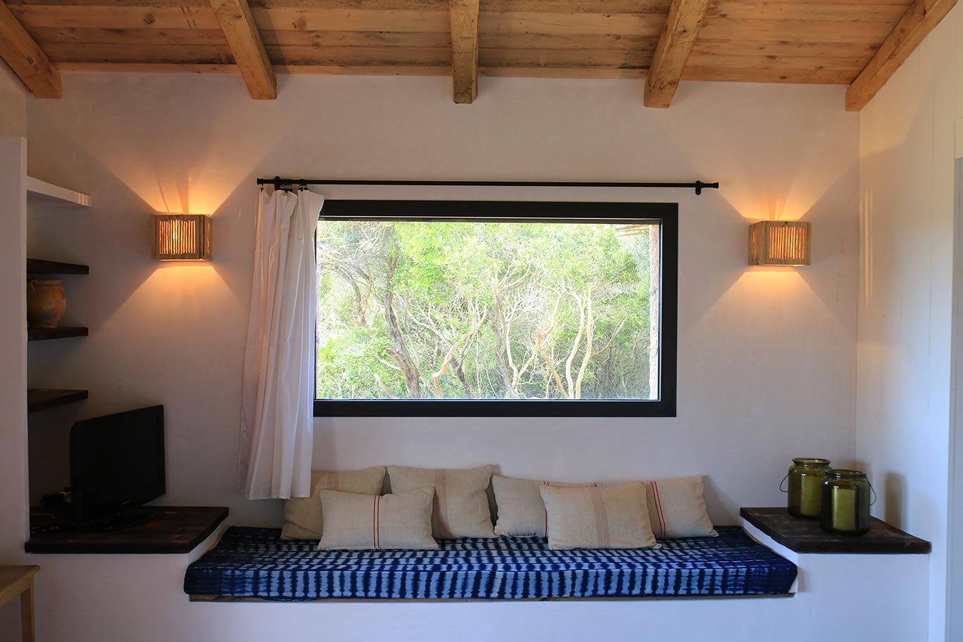 salon avec plafond bois petite maison en pierres Corse