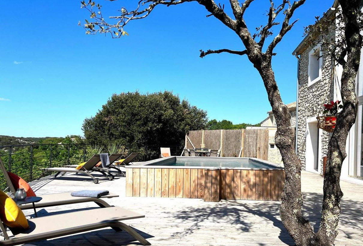 terrasse avec piscine maison en pierres Gard La Valcroze