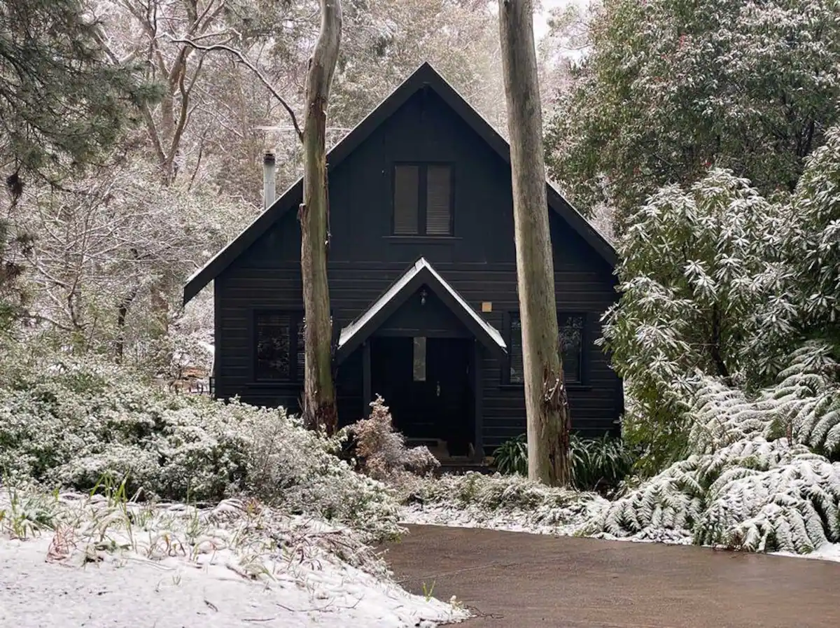 maison en bois à la décoration contemporaine sous la neige