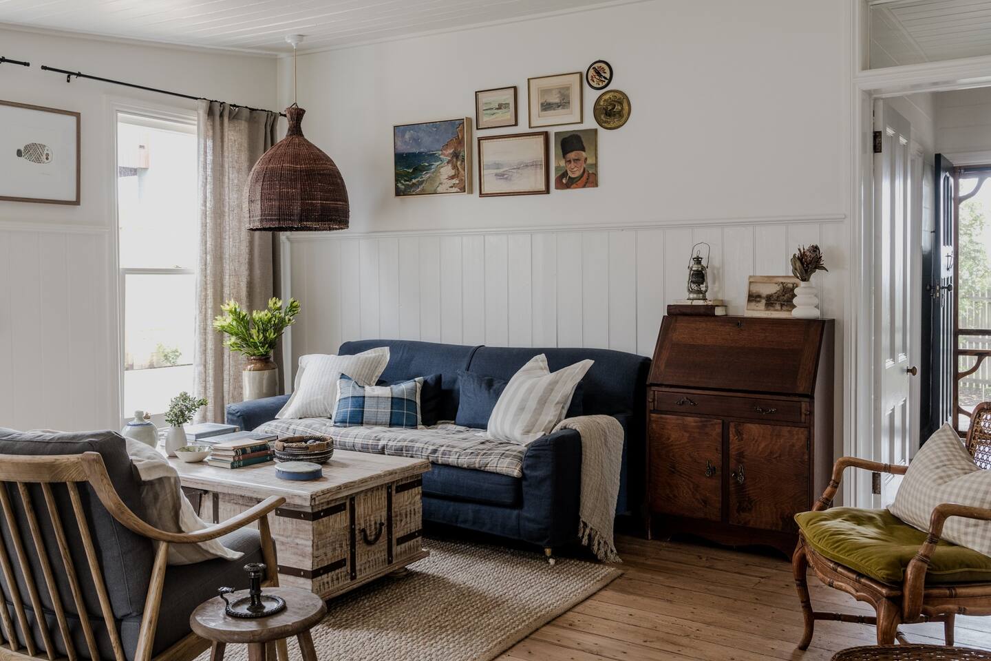 Une charmante maison en blanc et bleu sur la route de l'océan