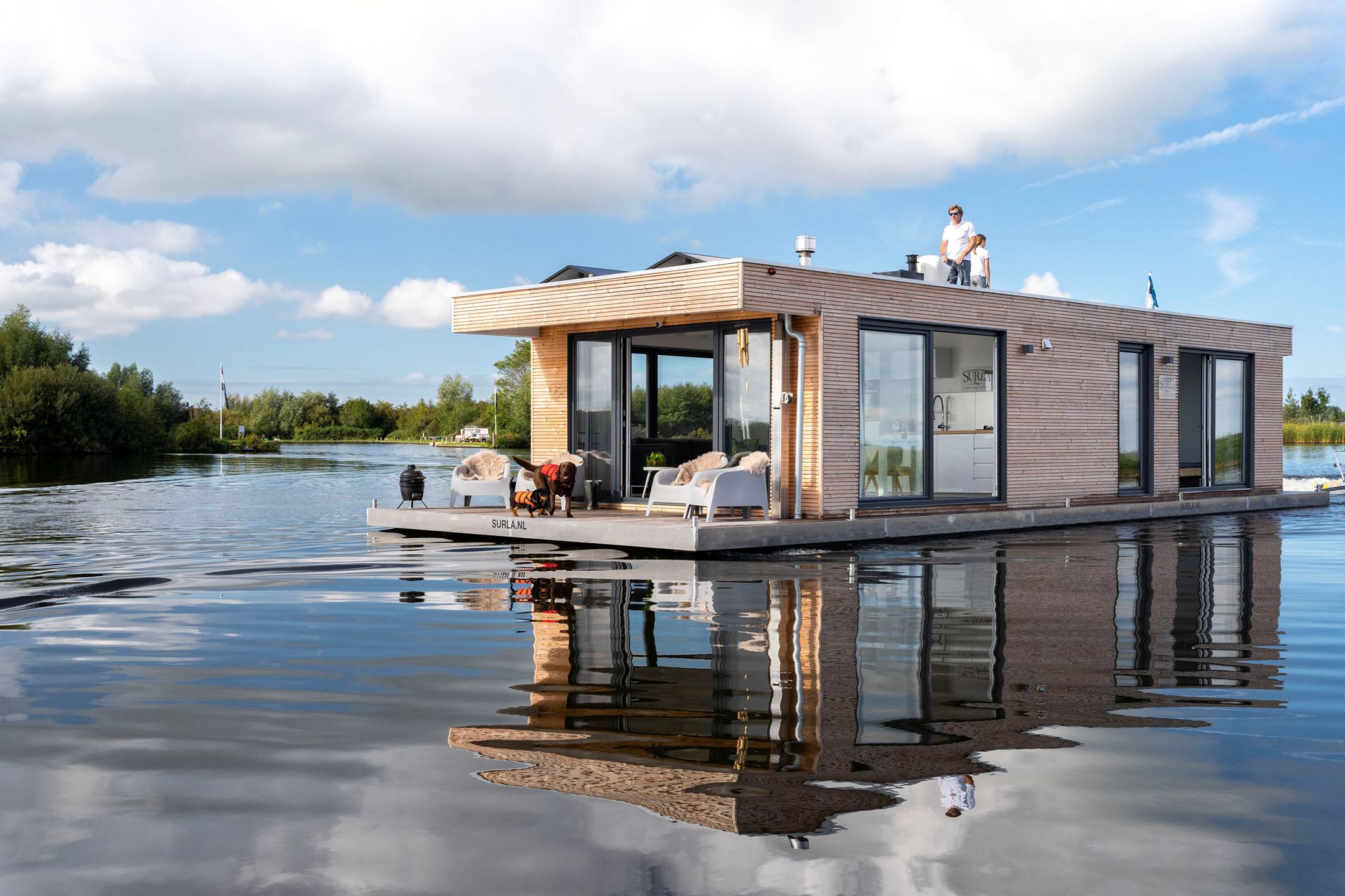 Une petite maison flottante de 51m2 confortable et design — free download