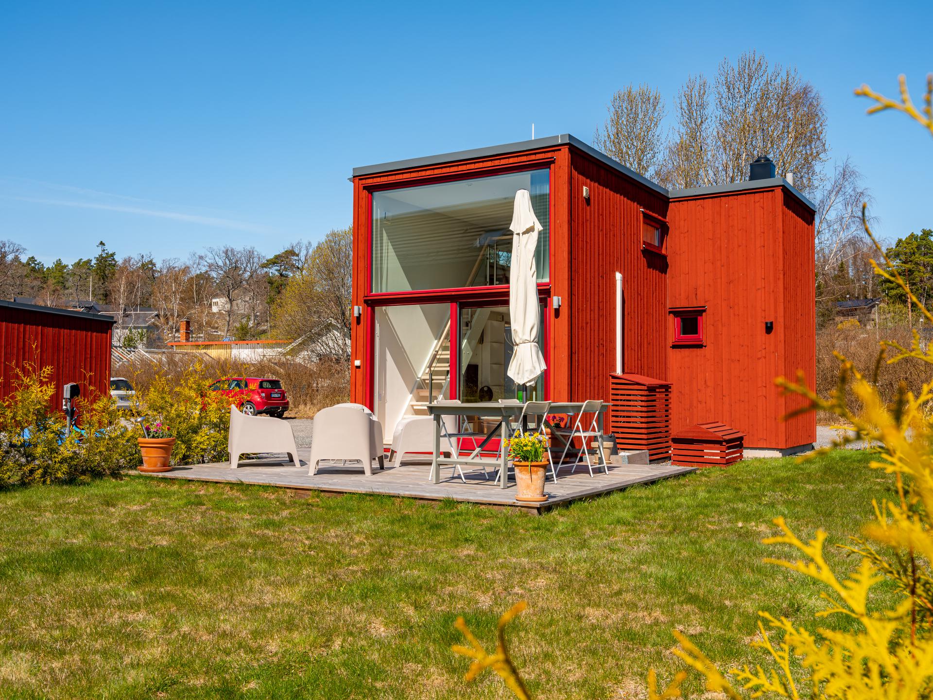 Une mini maison rouge de 20m2 et sa mezzanine tout en couleur (avec plan)
