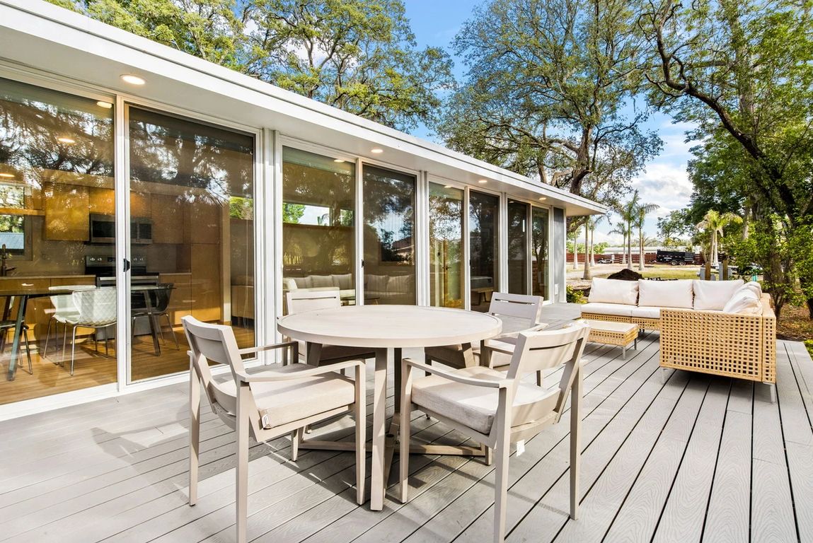 Une petite maison vitrée inspirée par Richard Neutra en Floride
